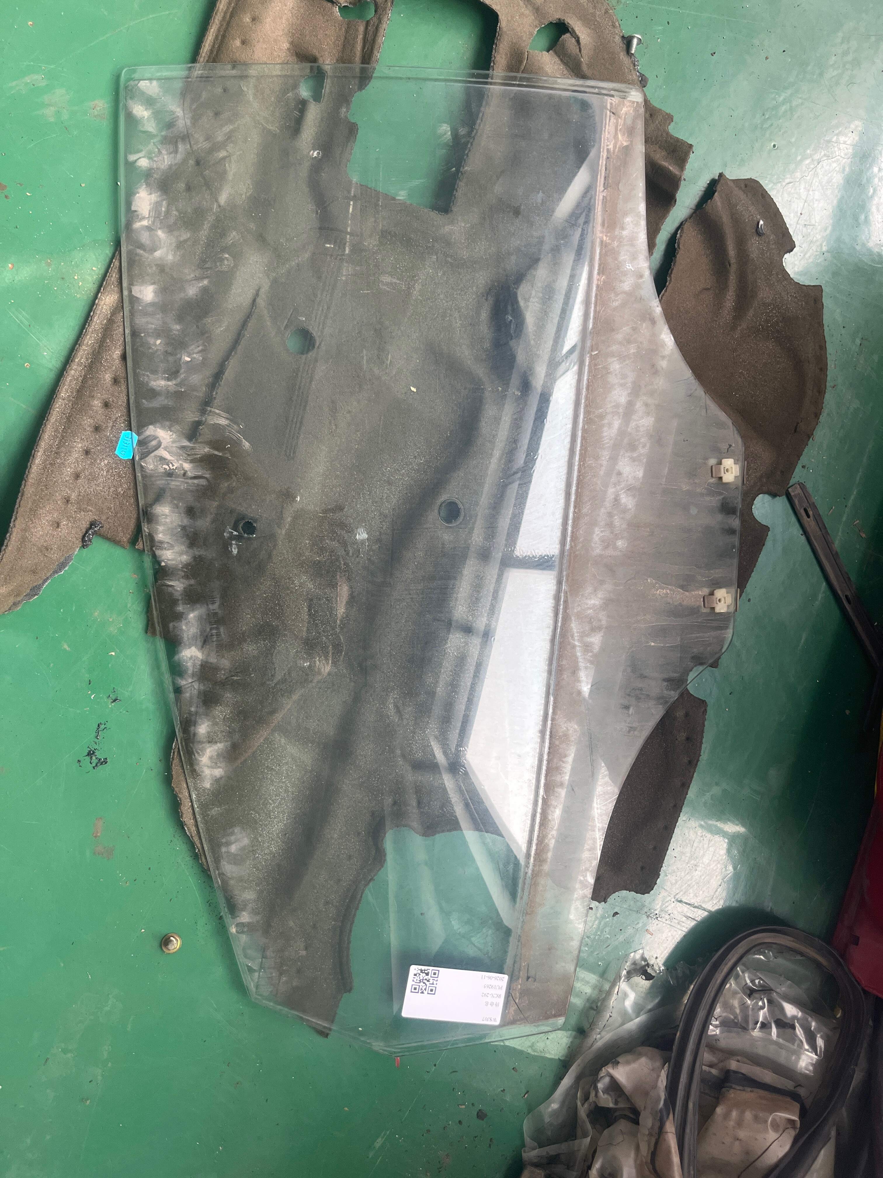834211R000 后门玻璃（右）