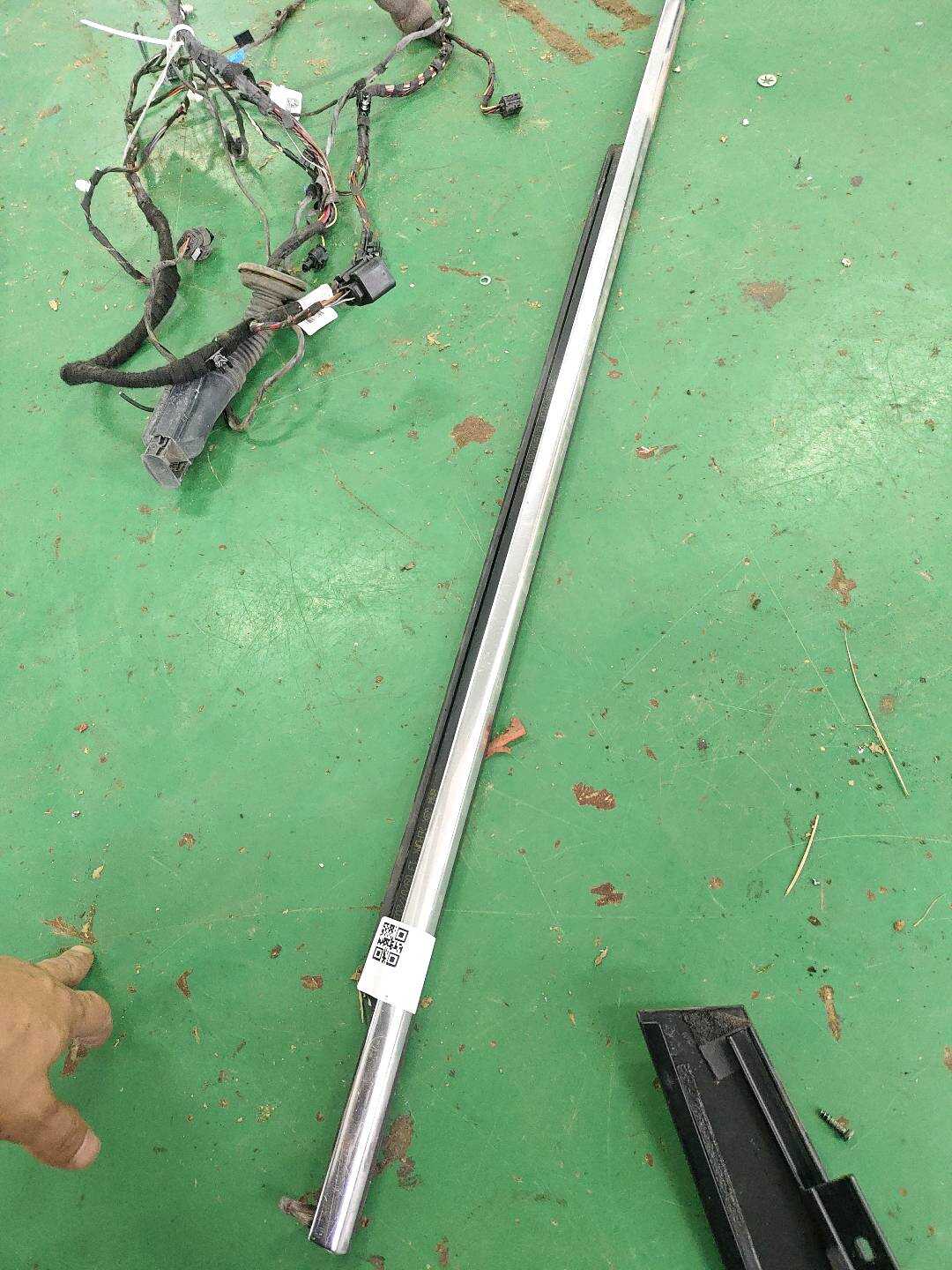 51337336957 Front Door Window Molding (Left Outer)