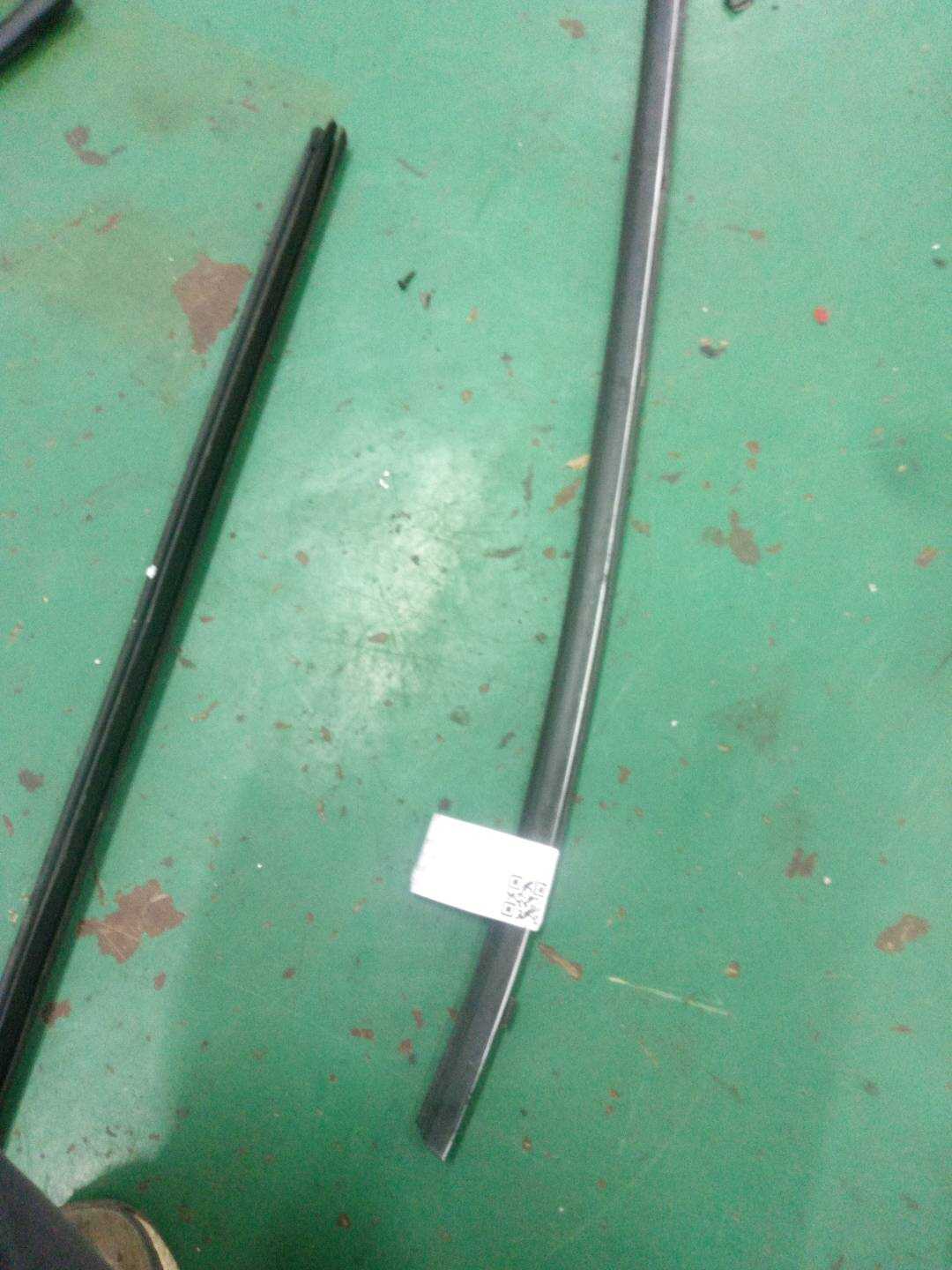 832204X000 Rear Door Window Molding (Right Outer)