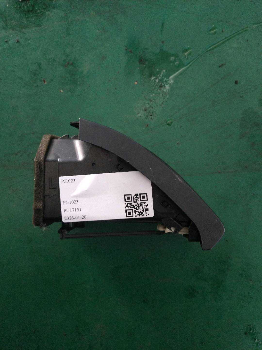 LR032936 Dashboard Vent, Right