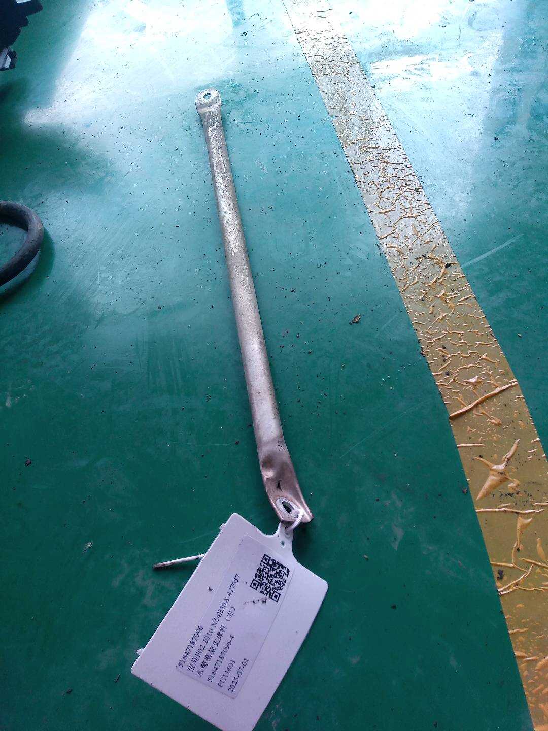 51647187096 水箱框架支撑杆(右)