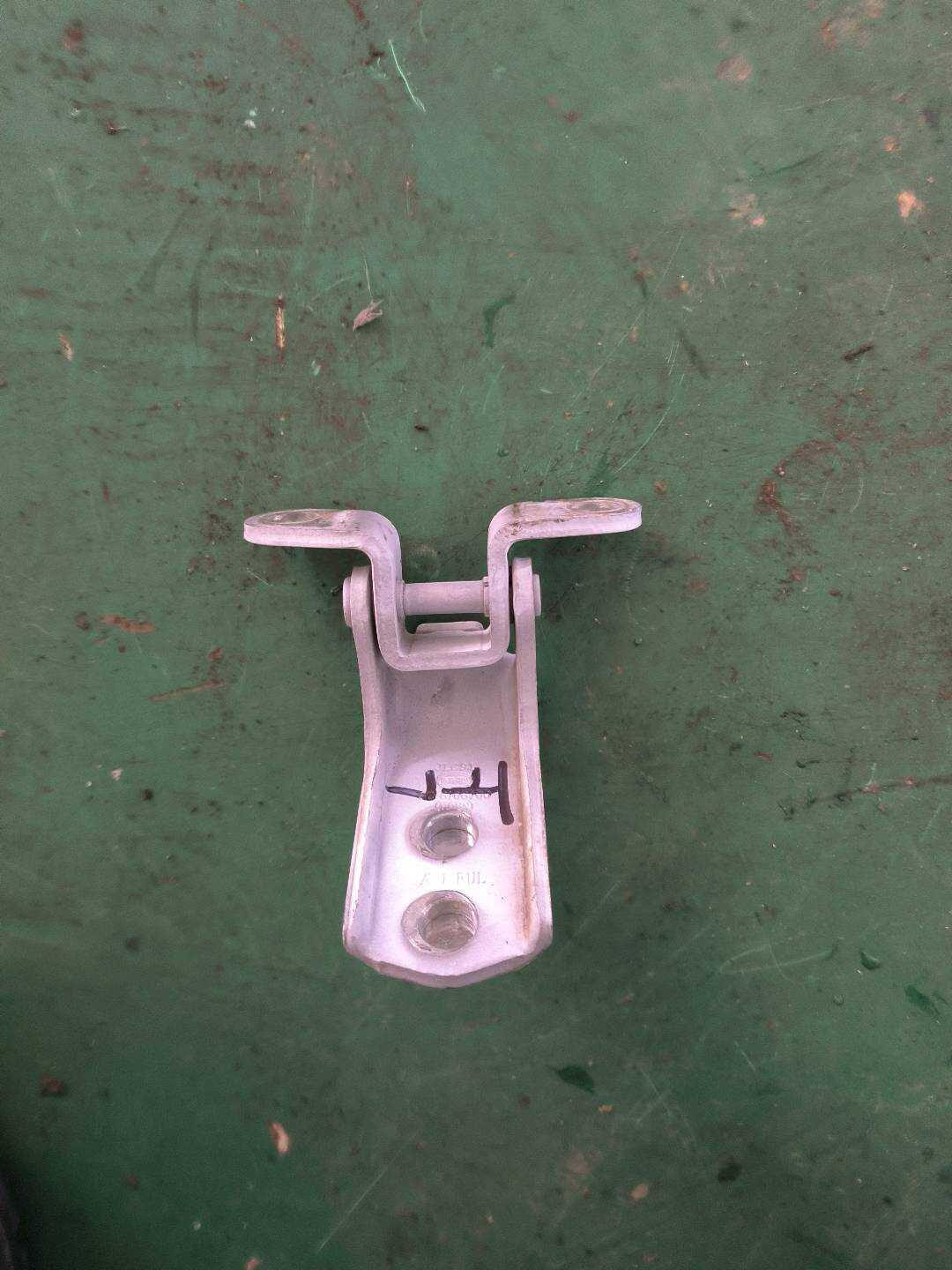 SC6106100 左前门上铰链总成