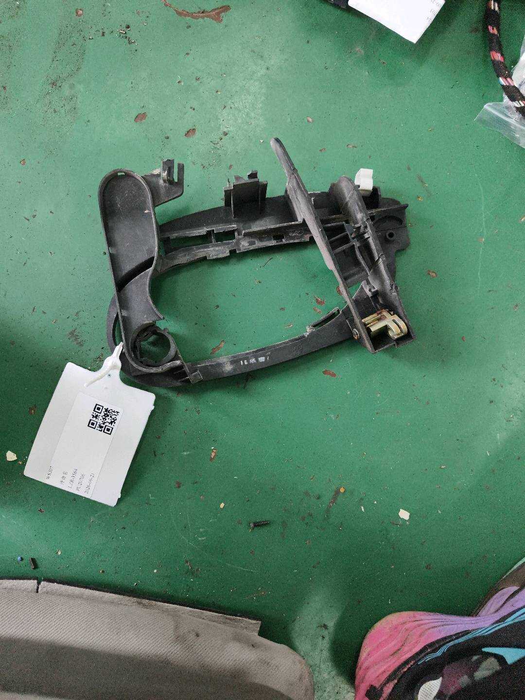 51217191574 前门外拉手固定框(右)