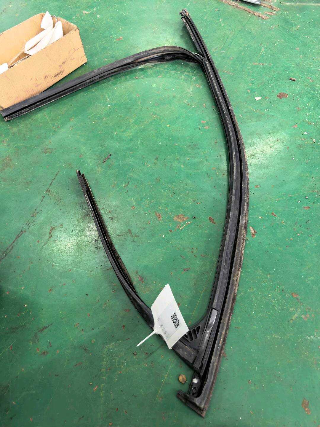 51337454166 车窗导向条 前车门 右