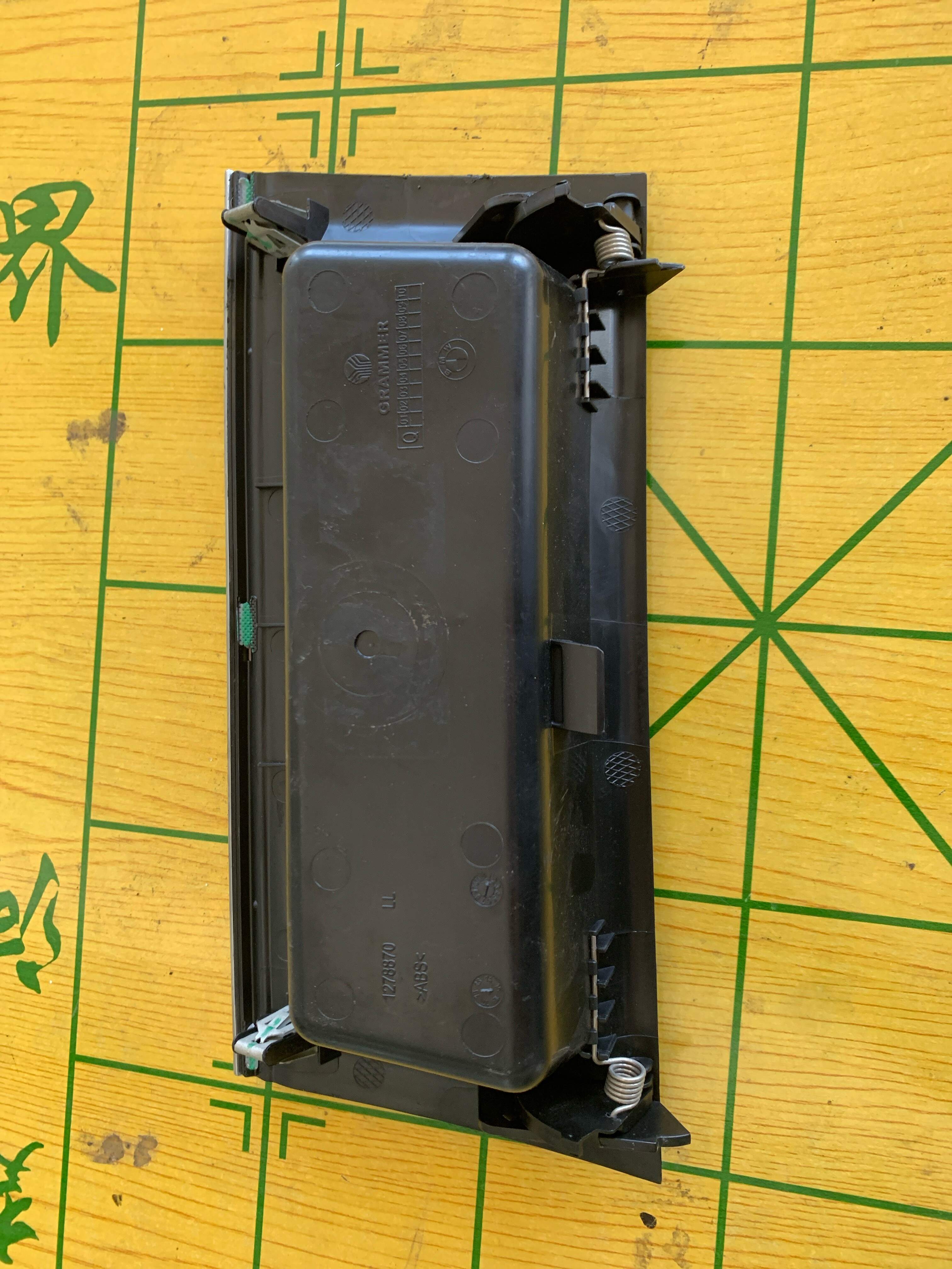 51169263402 中央控制台前杂物箱