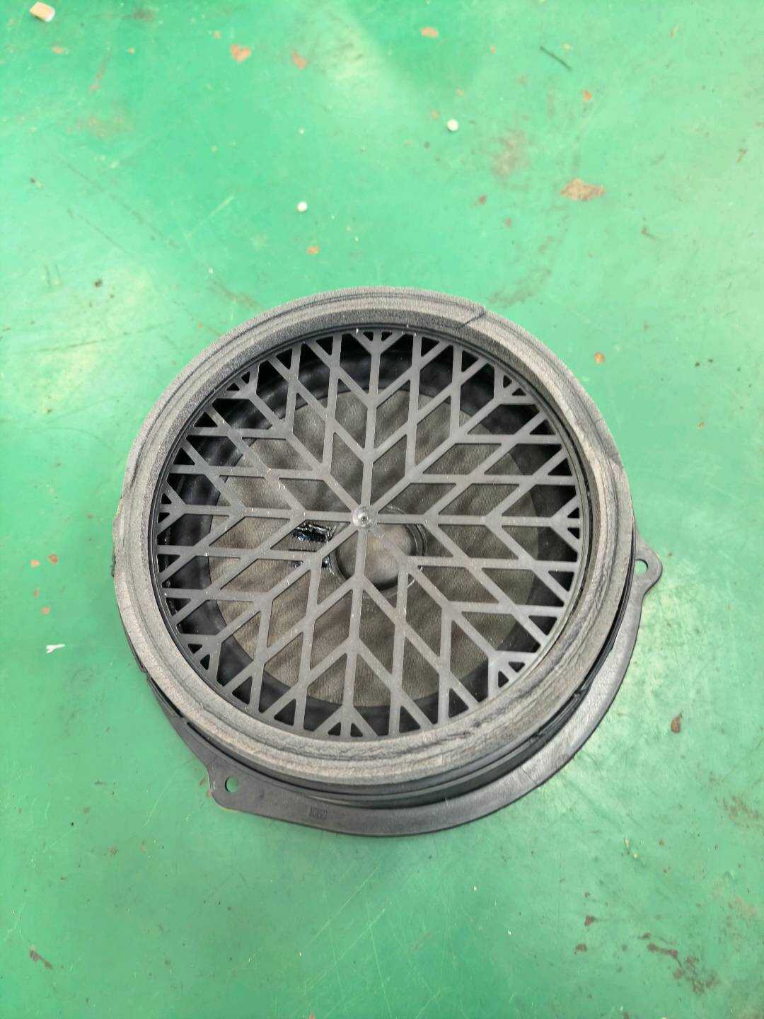 8R0035411A 后门低音扬声器（右）