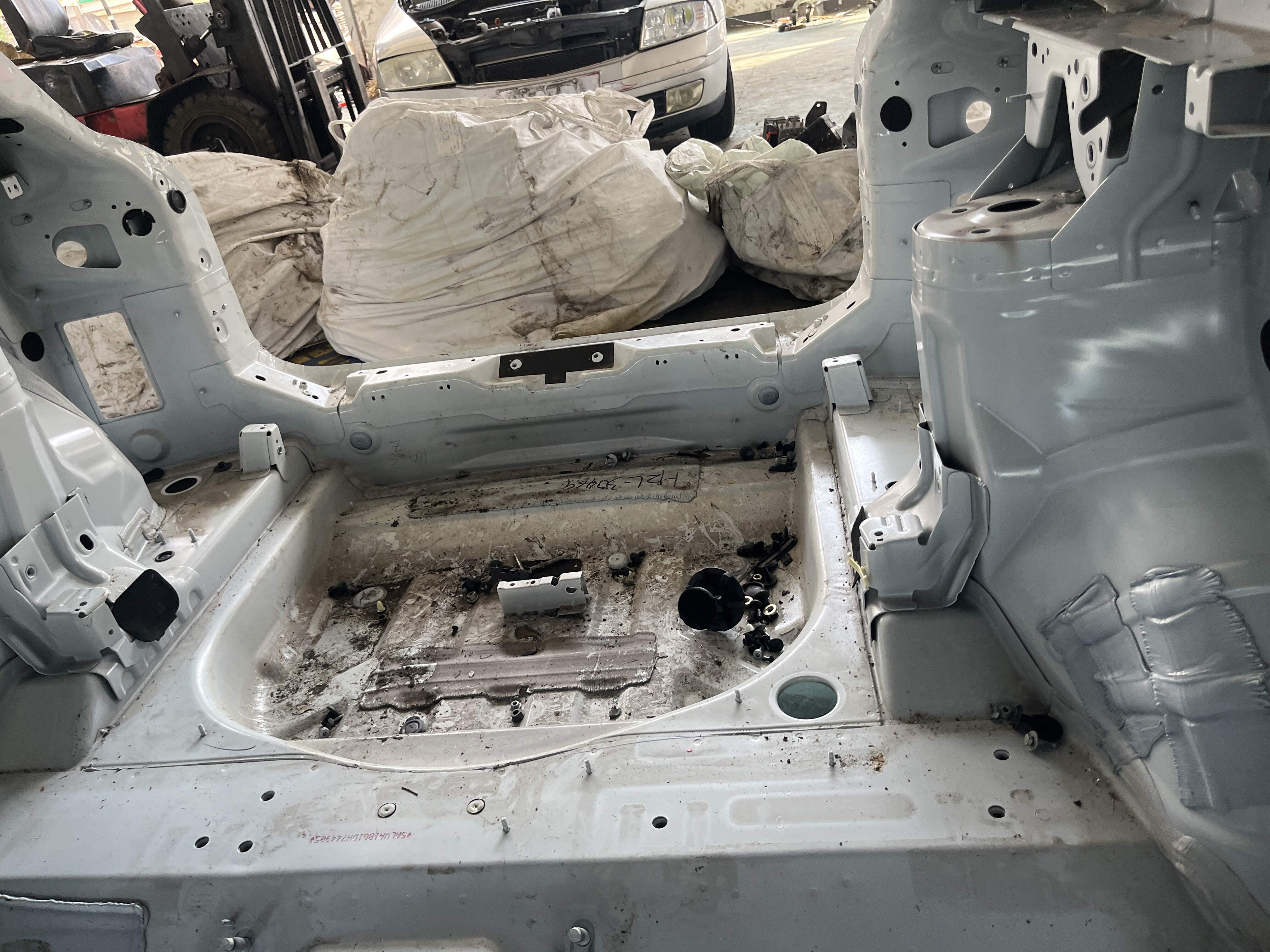 LR027572 Spare Tire Well