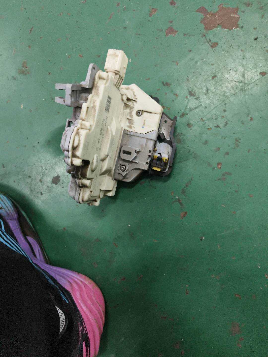 4F0839016 后门锁机构(右)