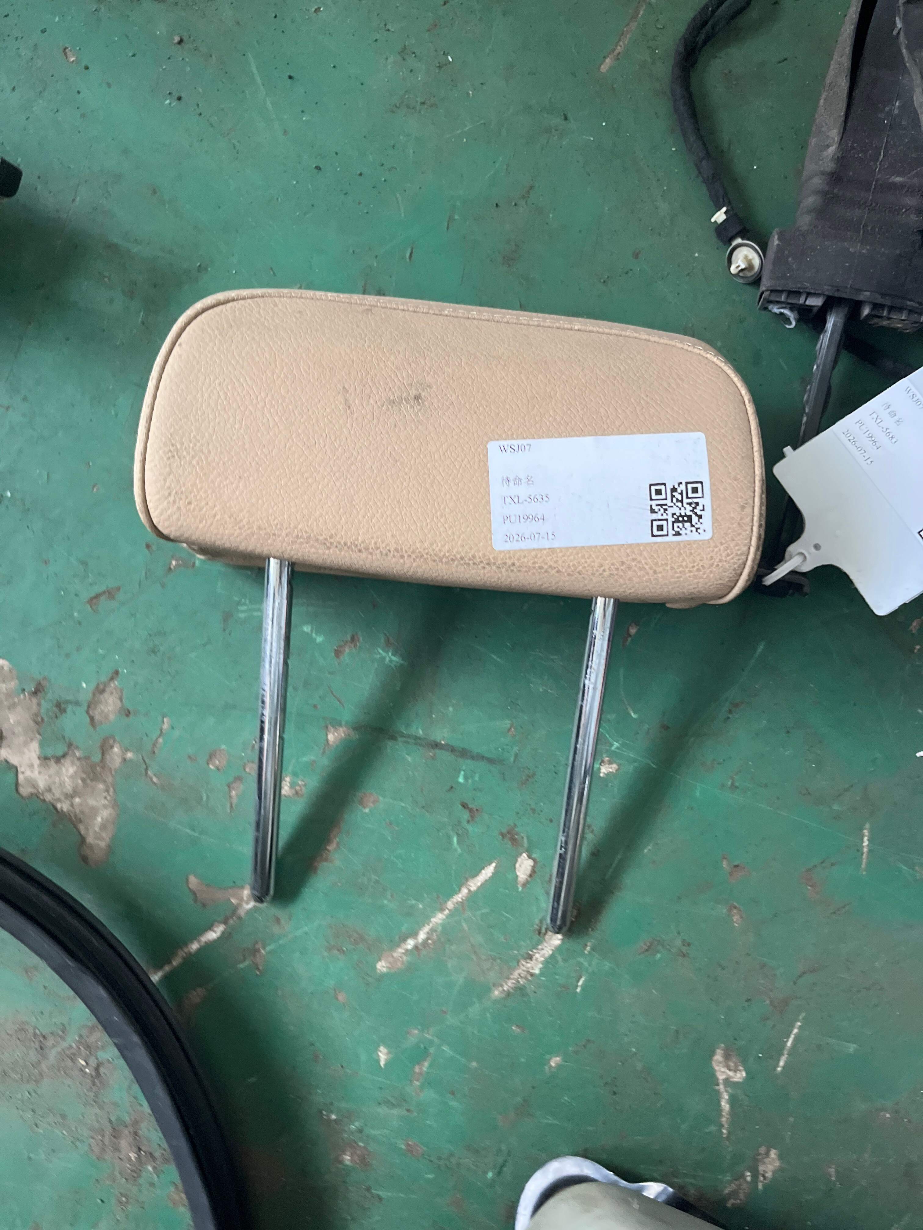 52203422310 后座椅头枕(中)