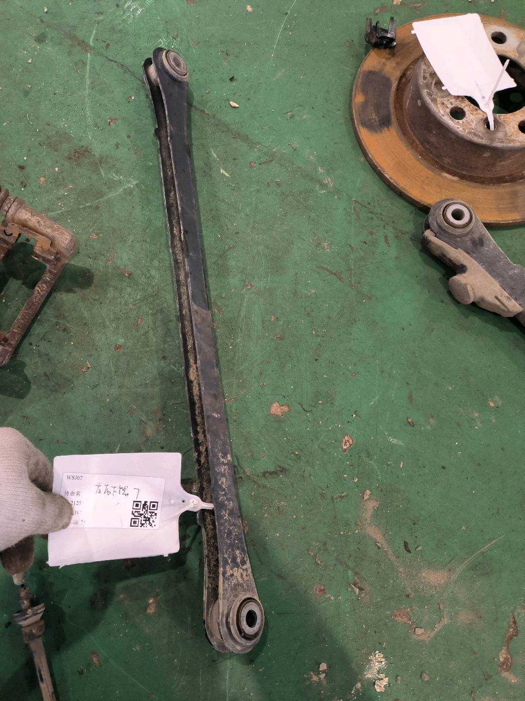 33326768726 后下摆臂(右)