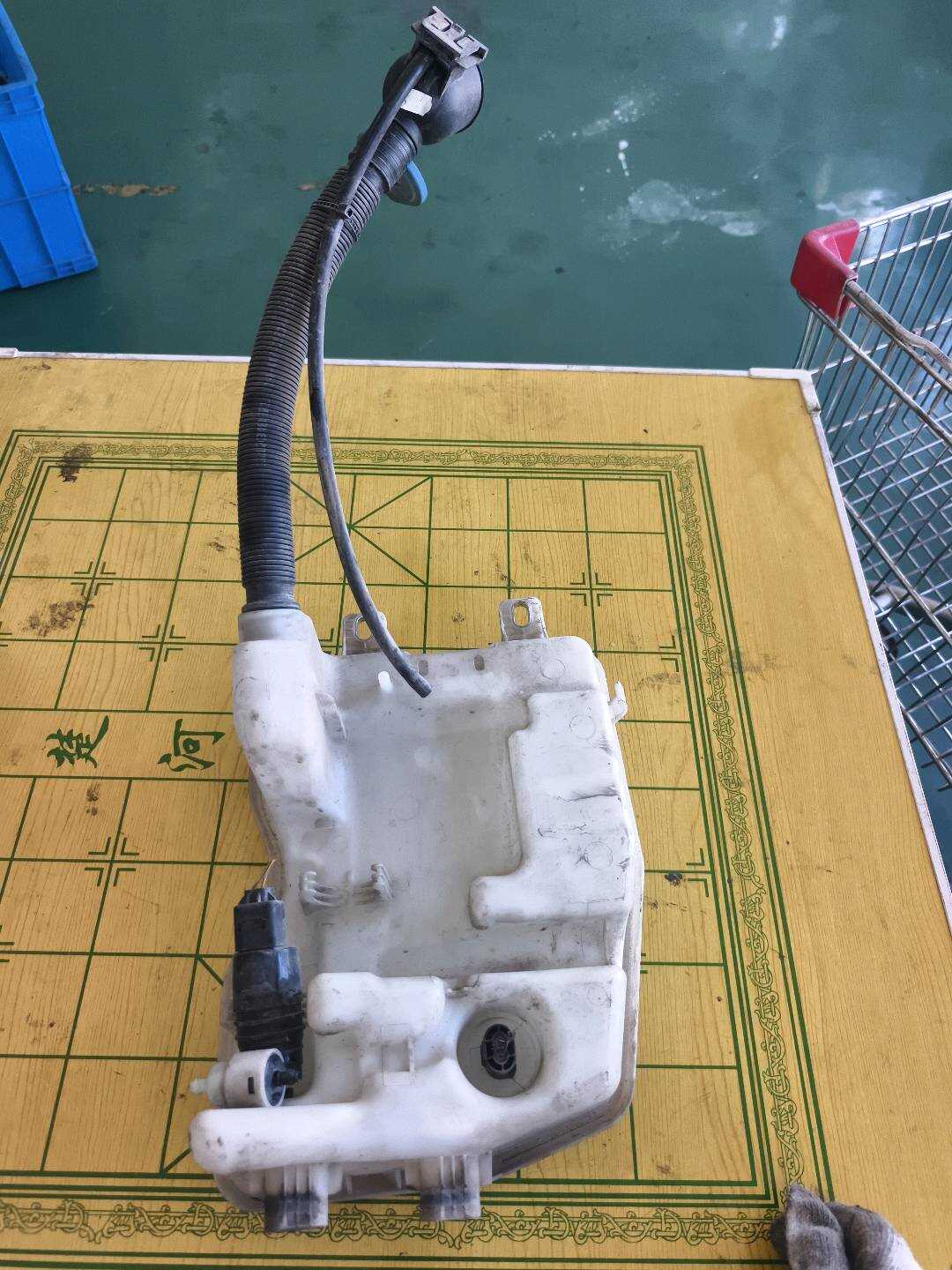 61667301629 前风挡雨刮水壶加注管