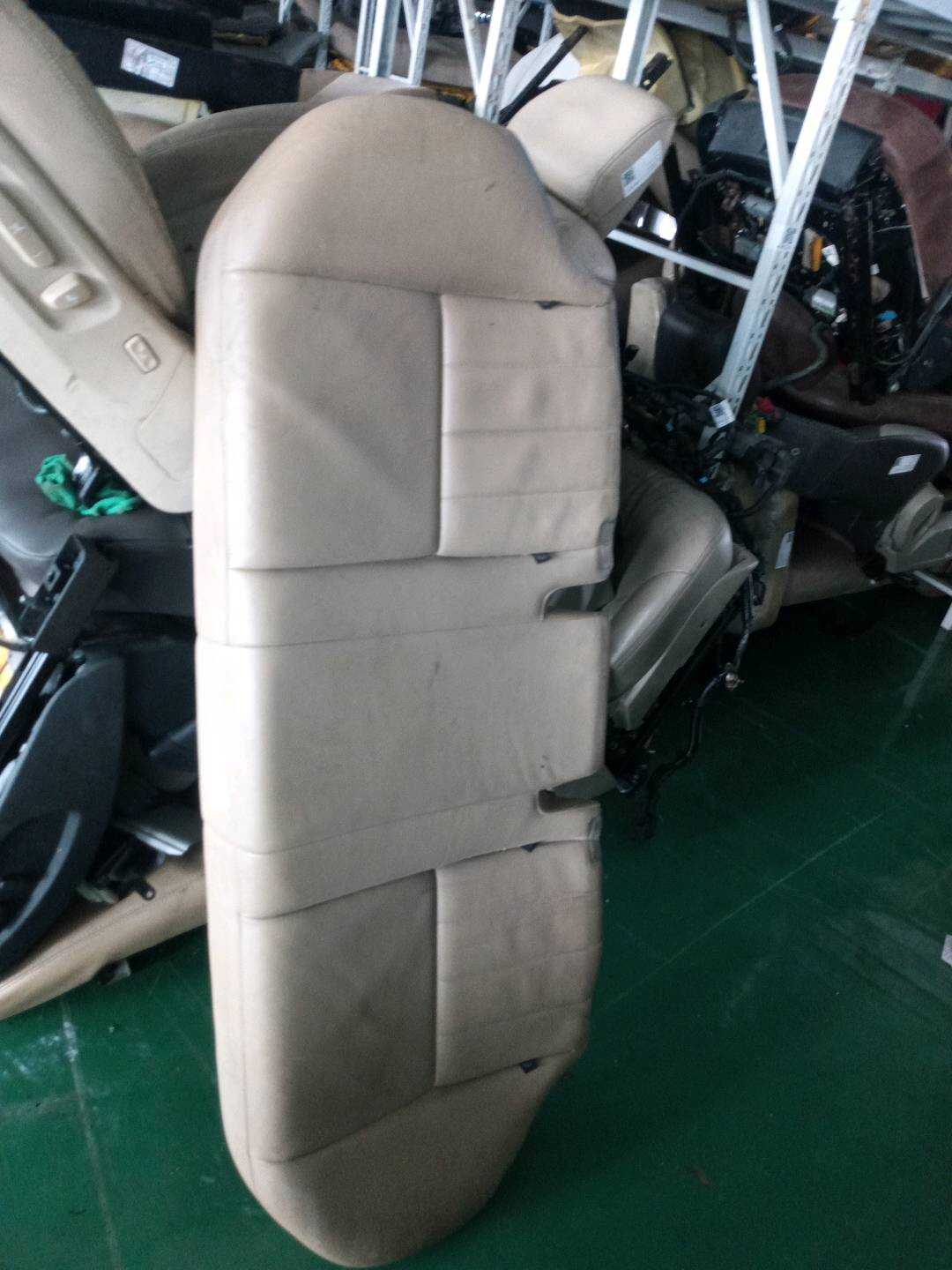 A20497018508L19 后座椅头枕(右)
