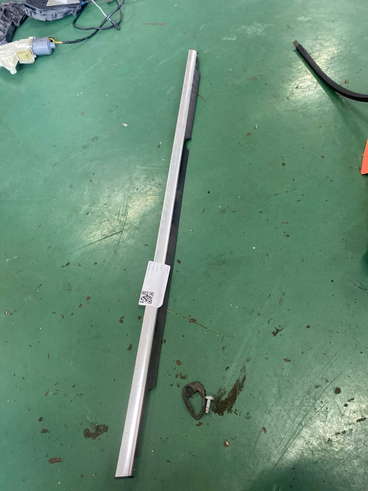 A2047353465 Rear Door Window Molding (Right Outer)