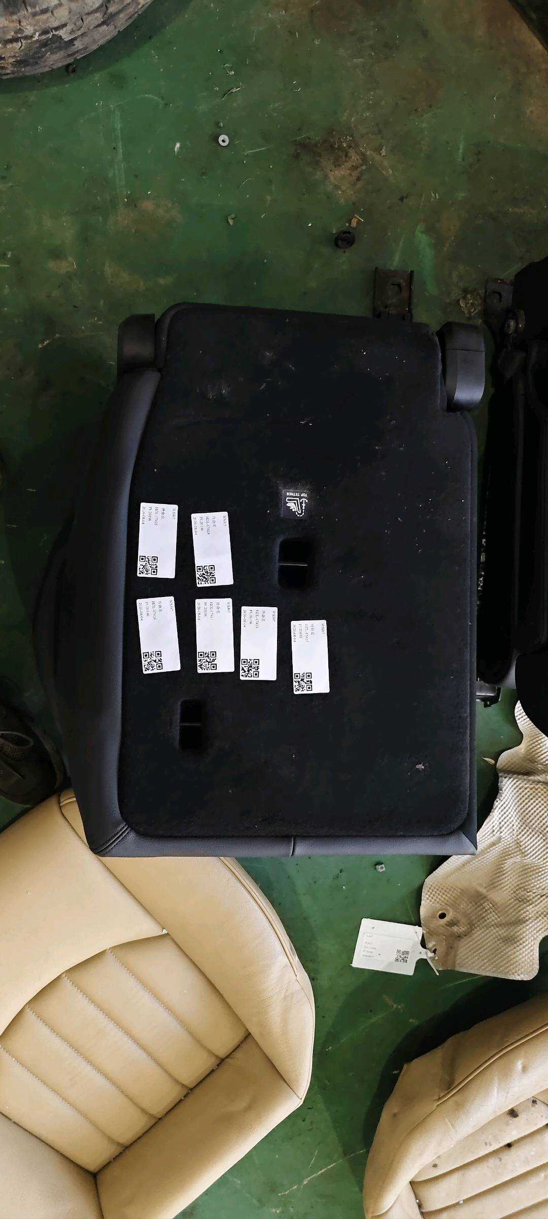 52207418459 后座椅靠背面罩(右)