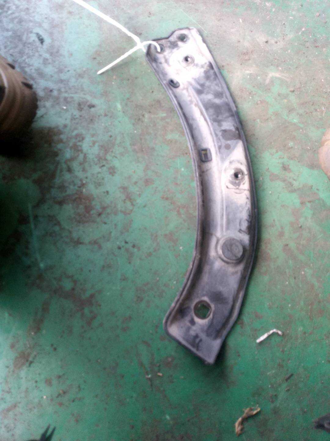 8U0805932 Headlight Mounting Bracket (Upper Right)