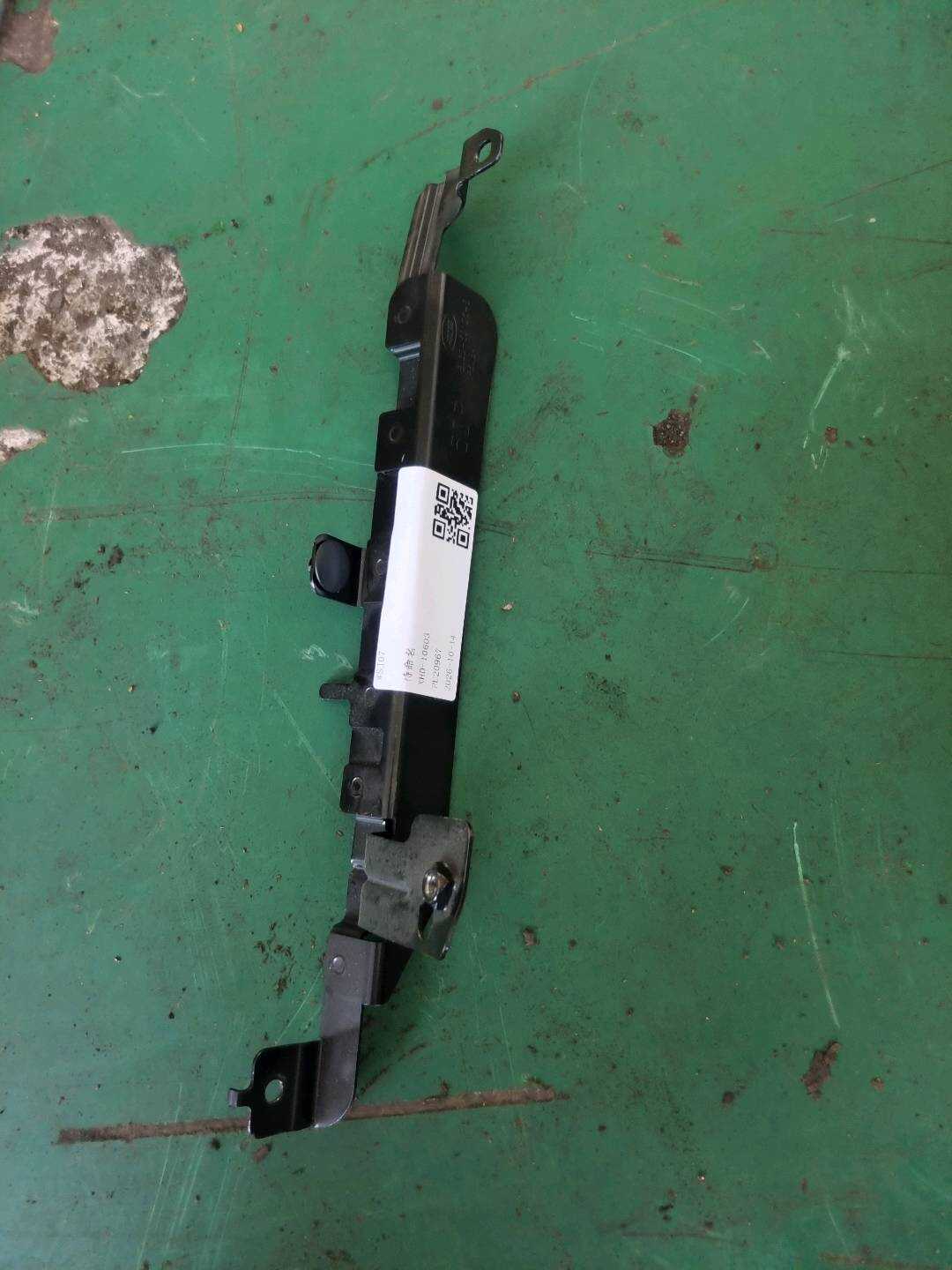 LR027647 车顶扶手支架（左前）