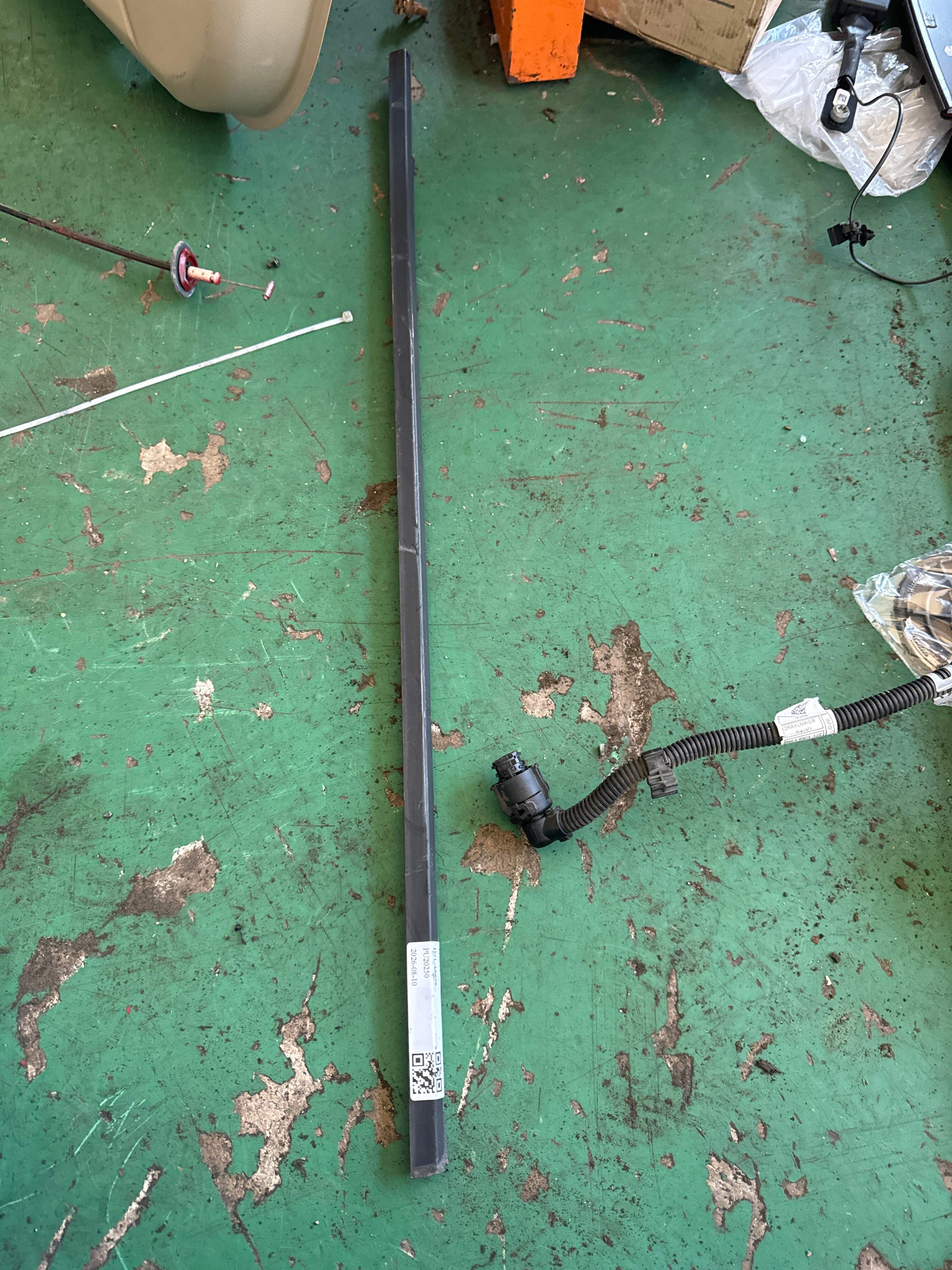 LR001687 Front Door Window Molding (Right Outer)