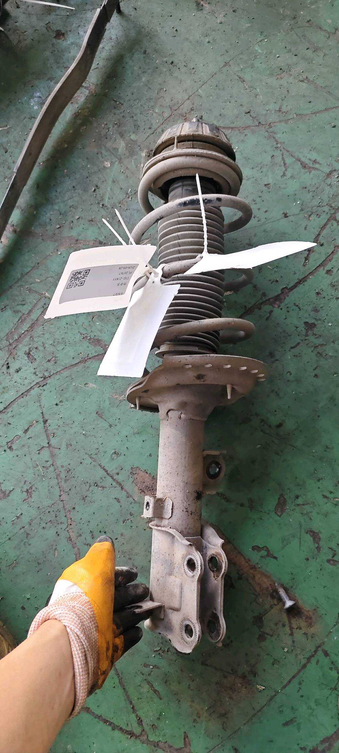 546111J000 前减震器顶胶