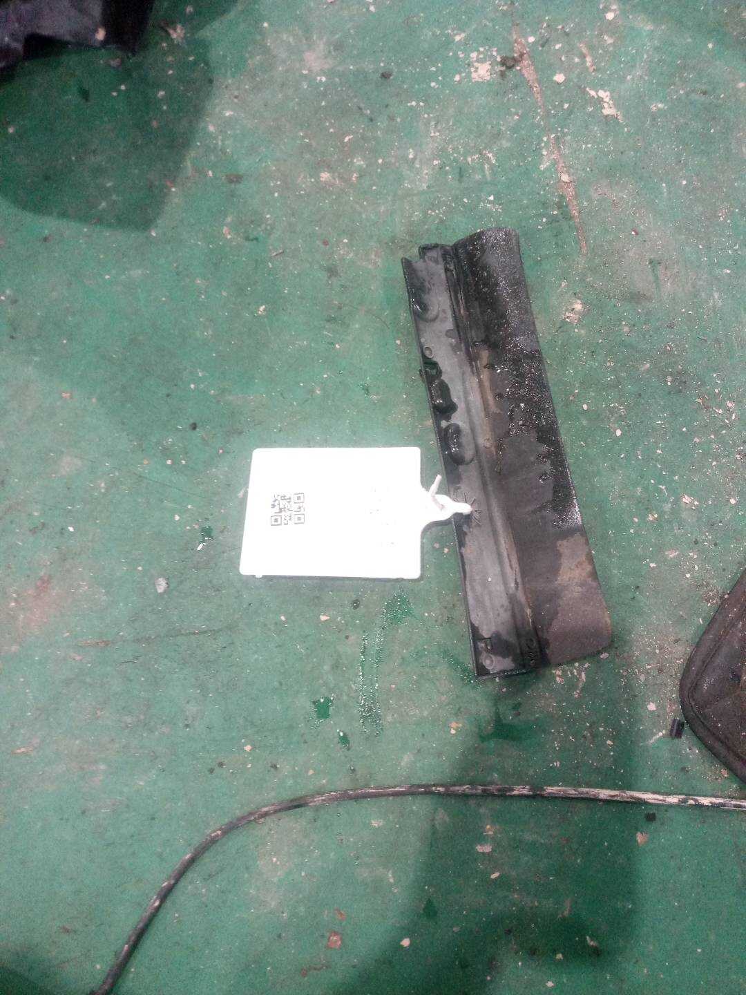 51717232100 阻风唇(右)
