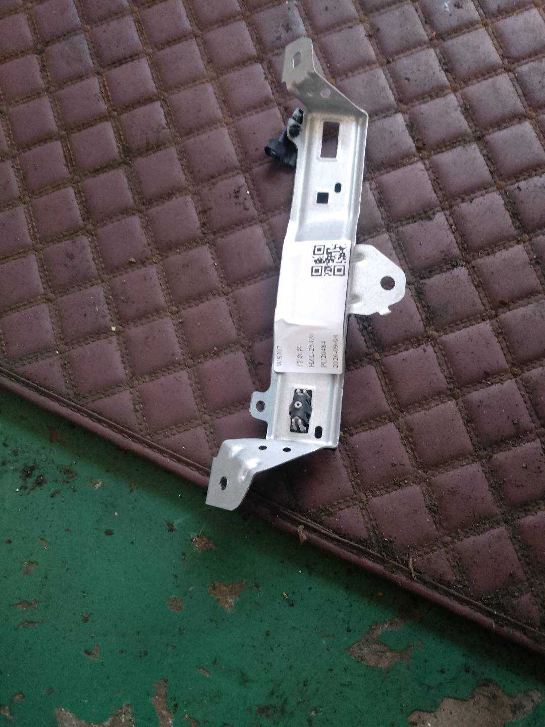 51167426410 车顶扶手支架(右后)