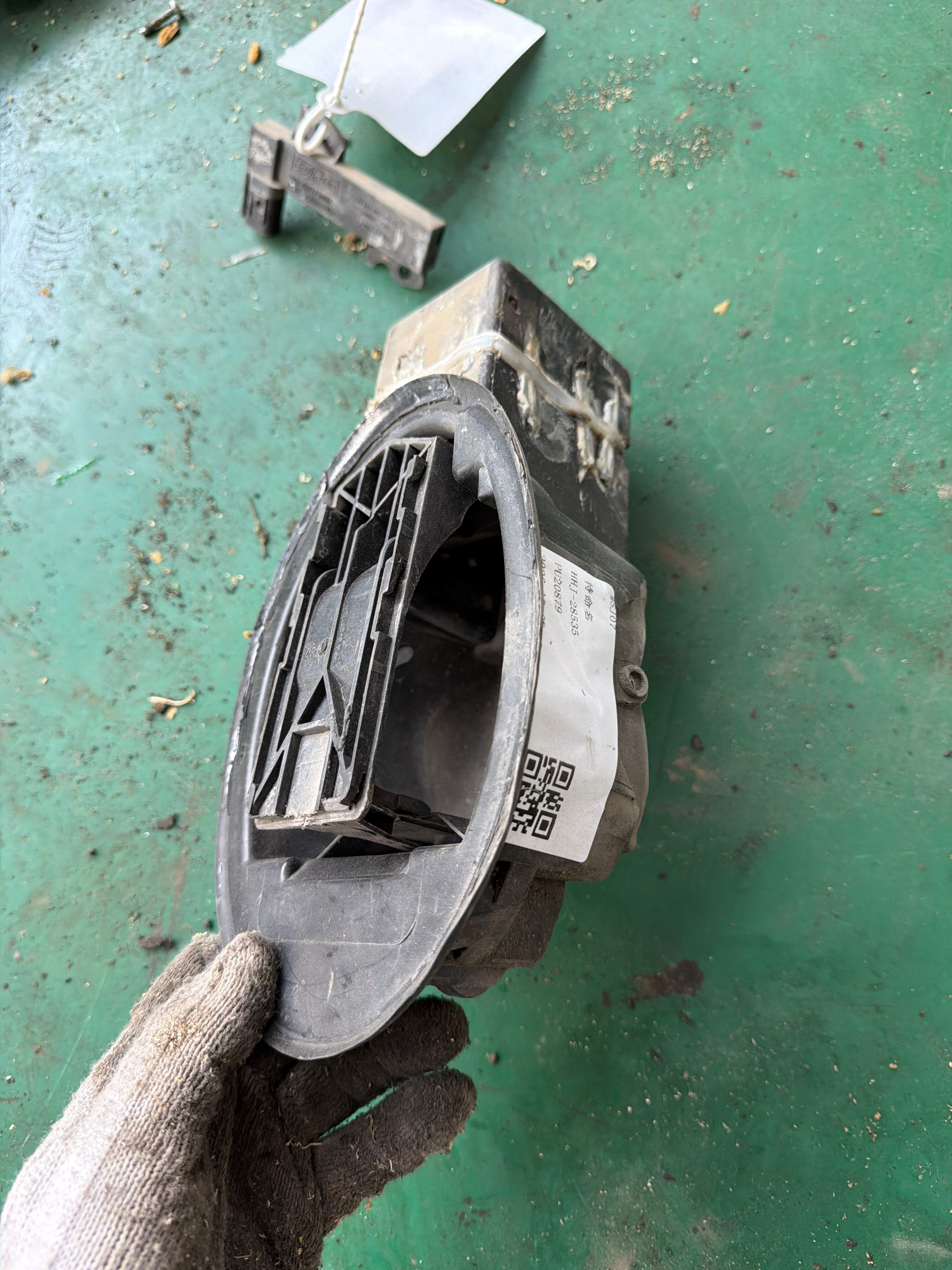 C2Z14101 Fuel Tank Filler Base