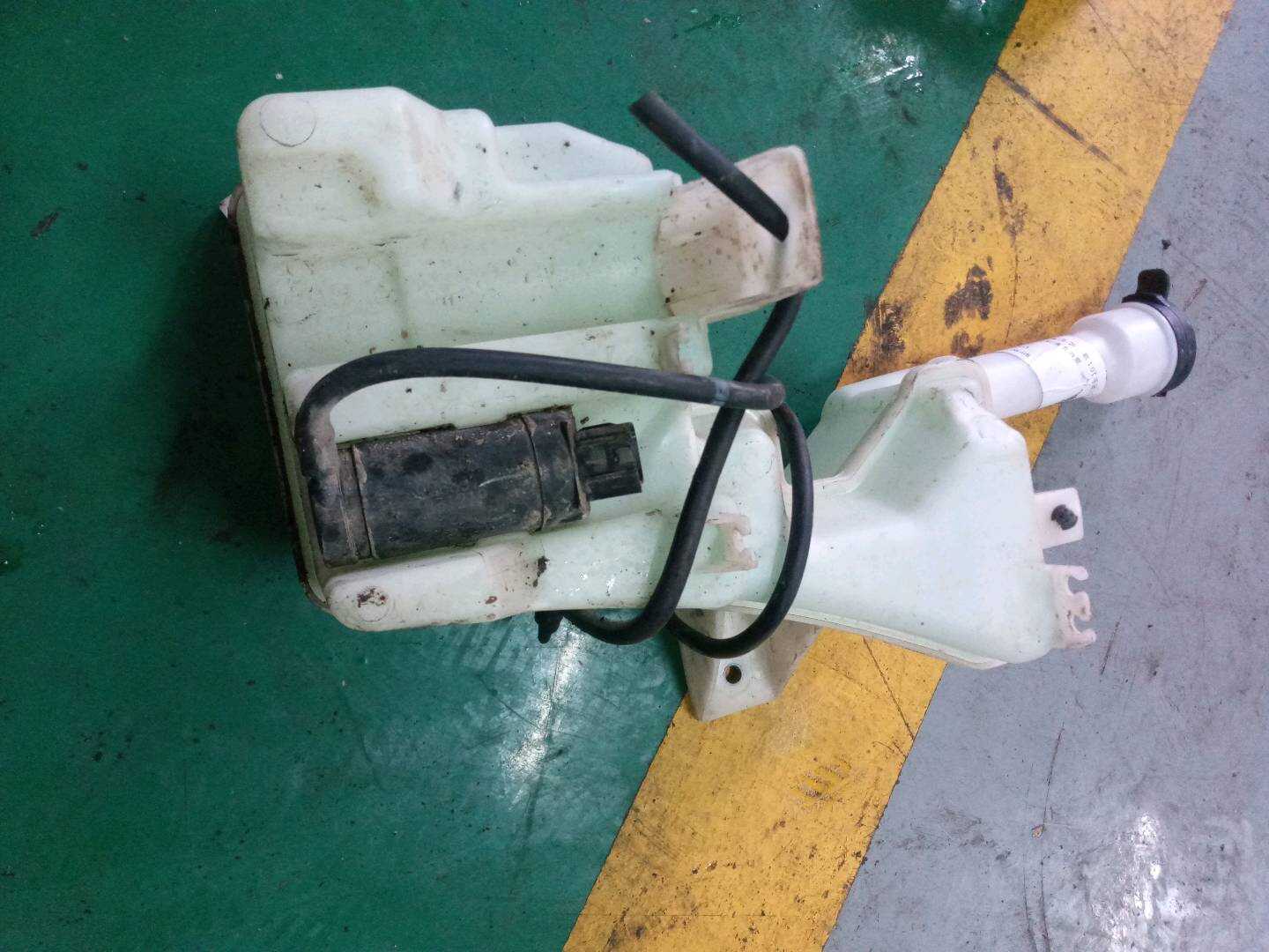 9068973 Front Windshield Washer Pump