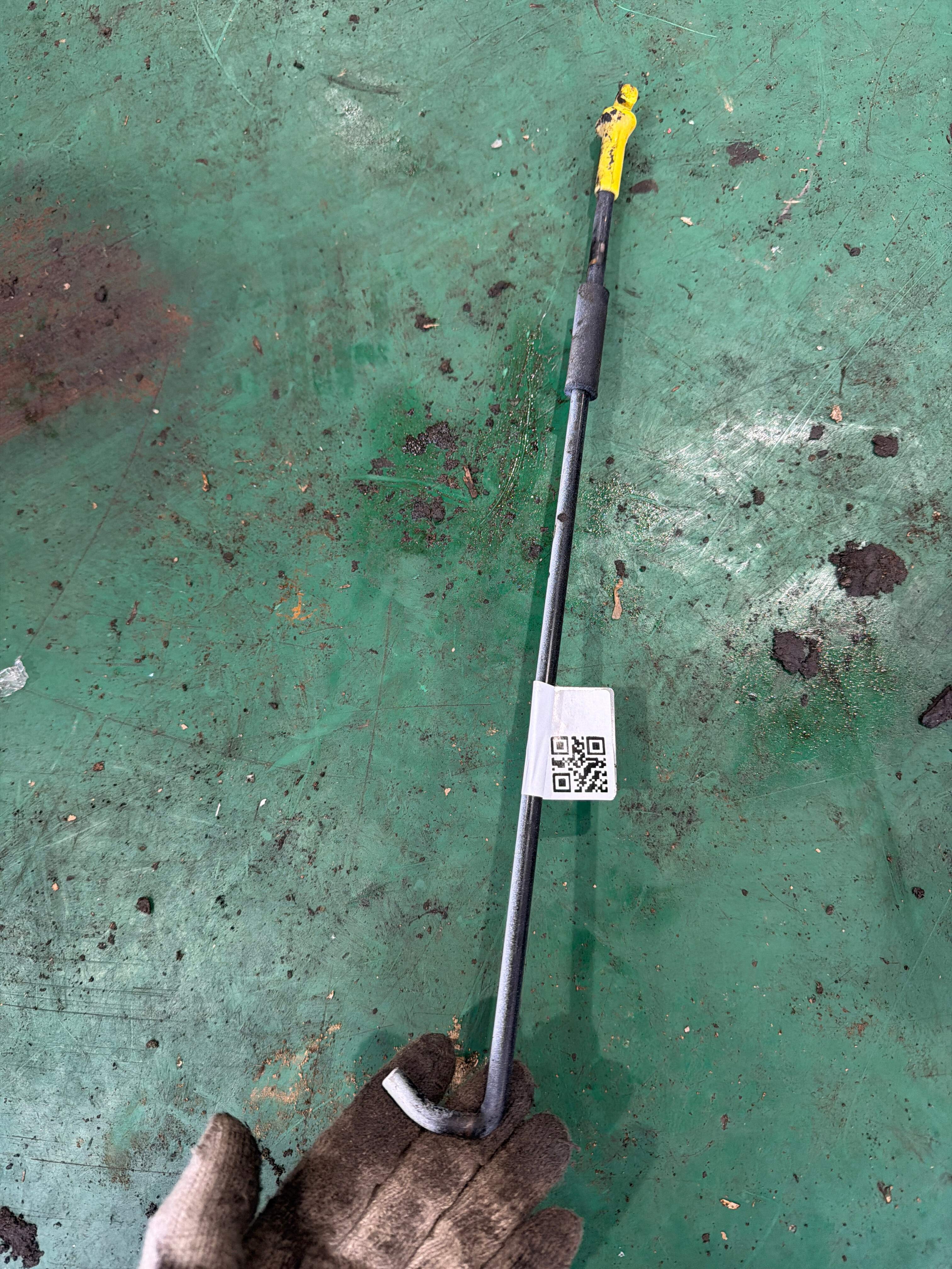 811704X000 Front Hood Strut