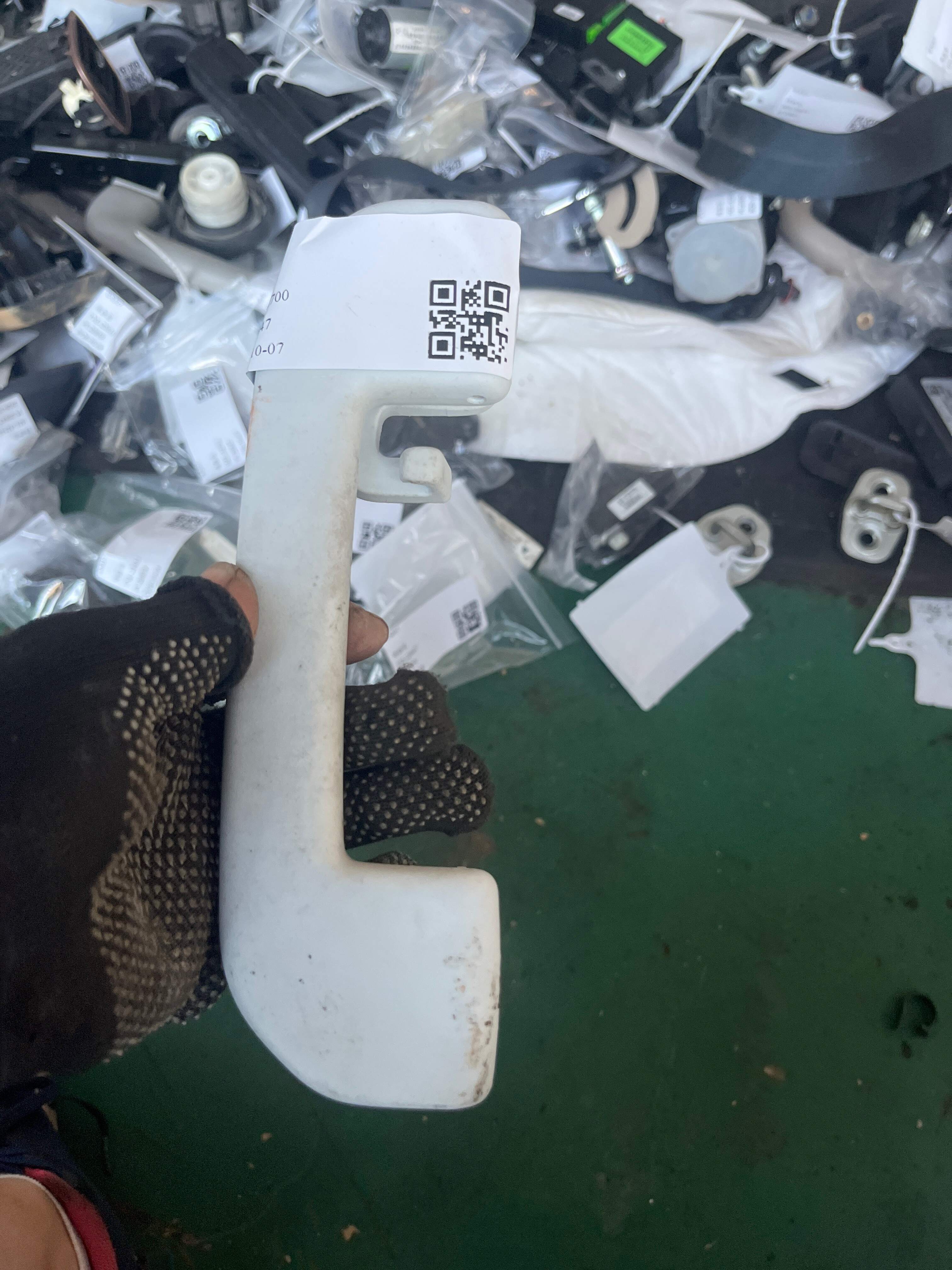 YL004225PR 车顶扶手（左中）