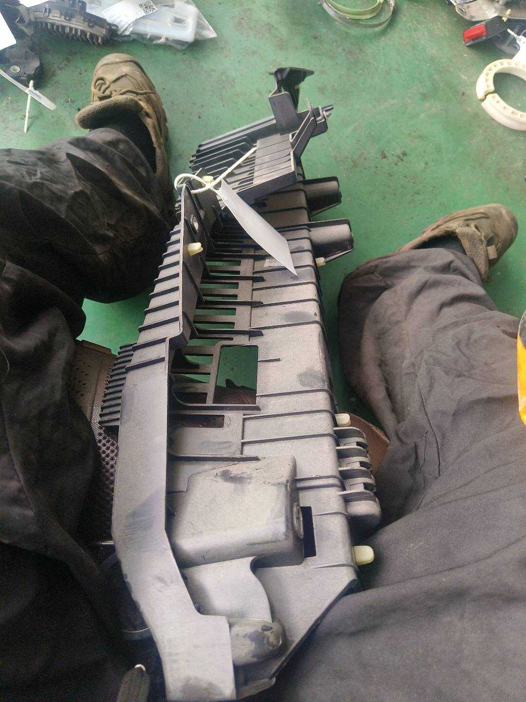 51477314712 行李箱侧装饰板护栏架梁（右）