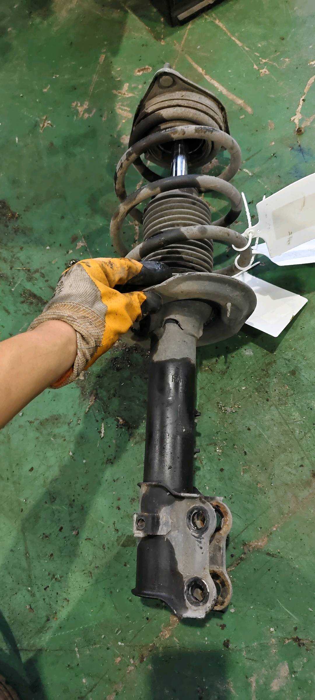 546102Y000 前减震器顶胶