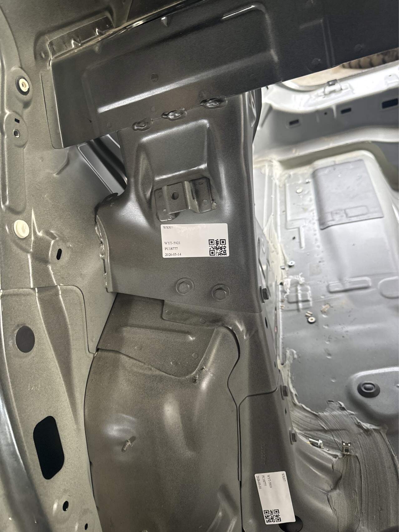 B013038 Rear Seat Backrest Right Bracket