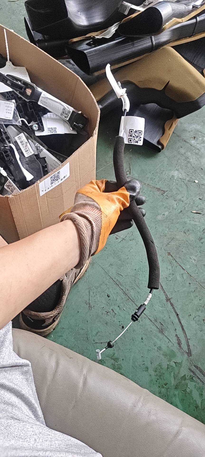 6105102XKZ81A 左前门外开拉线