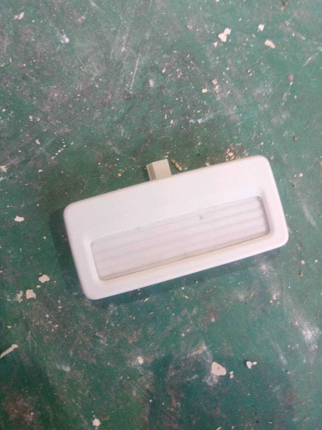 63319163764 车顶化妆灯(右)