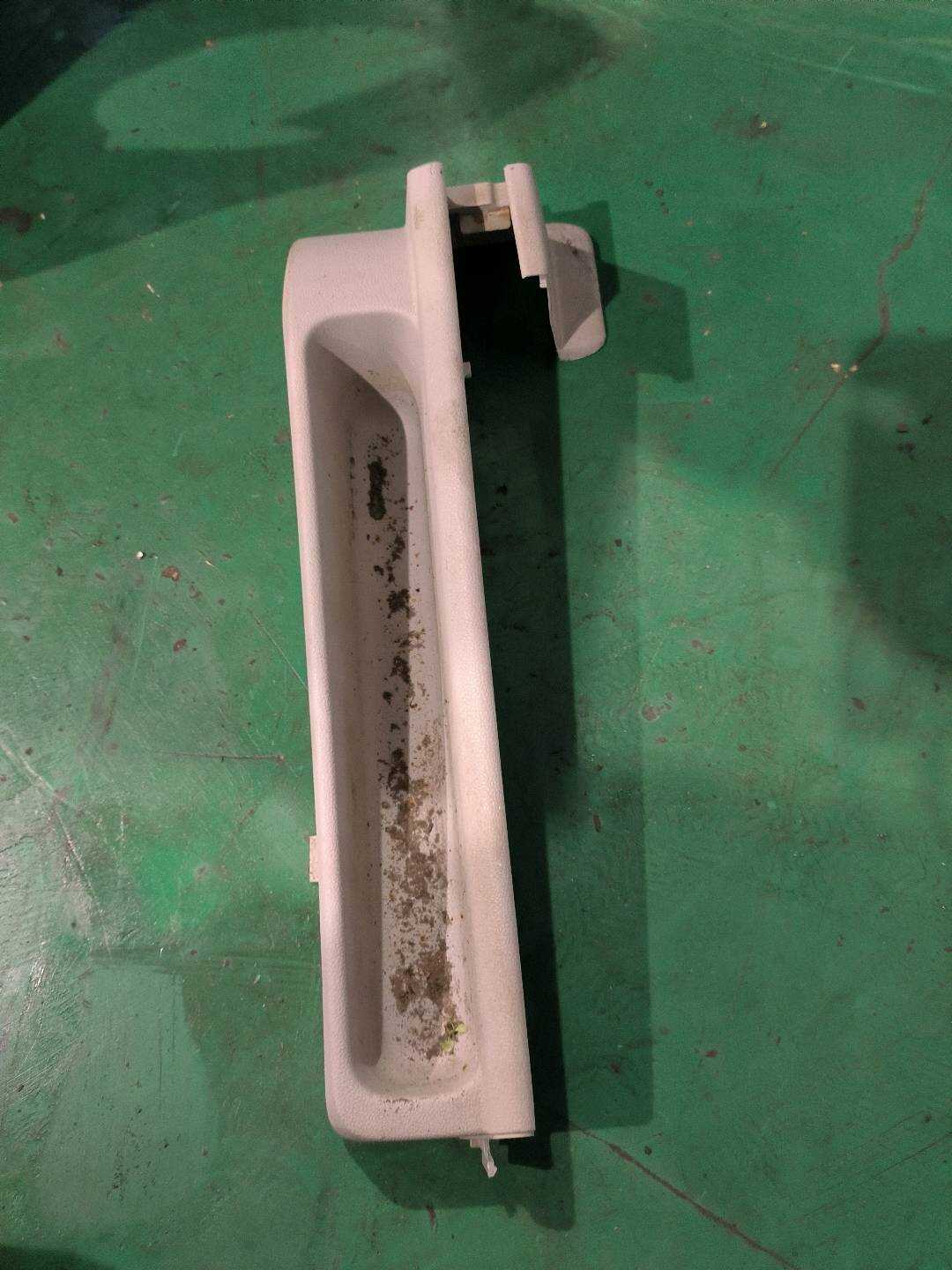 A16991905207E94 座椅左外侧的前部护盖