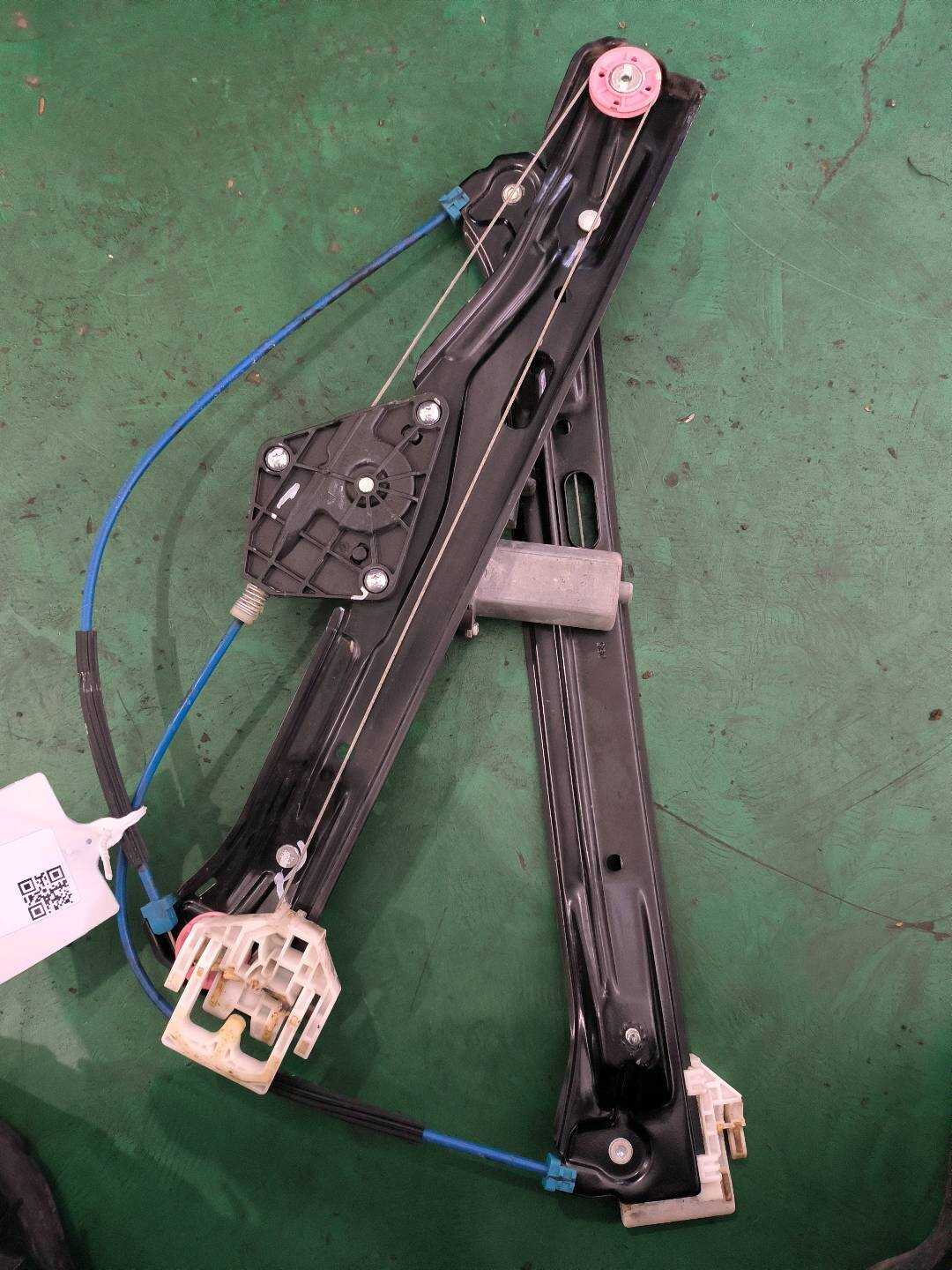 51337281885 前门玻璃升降支架(左)
