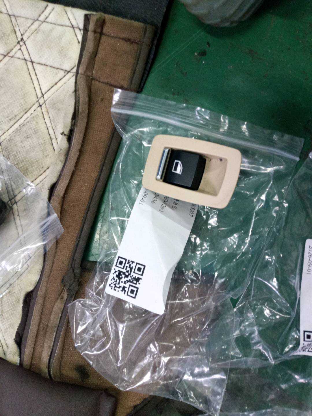 61319361940 后门玻璃升降开关(右)