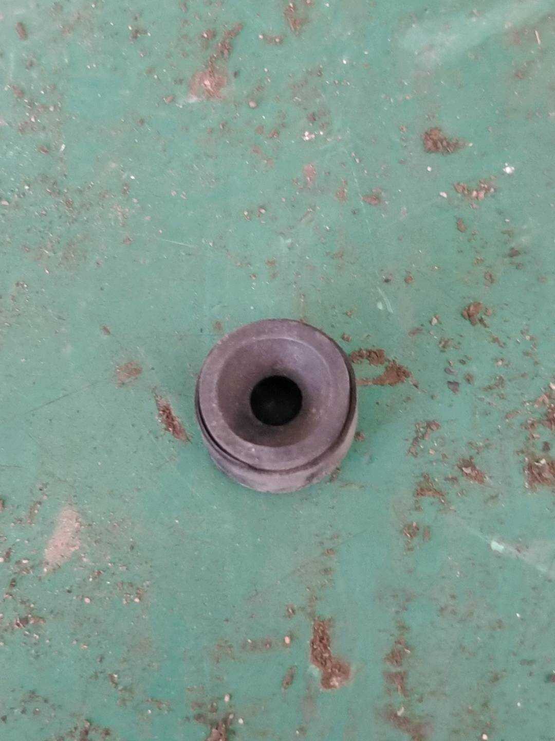 C2Z25071 发动机装饰罩固定胶