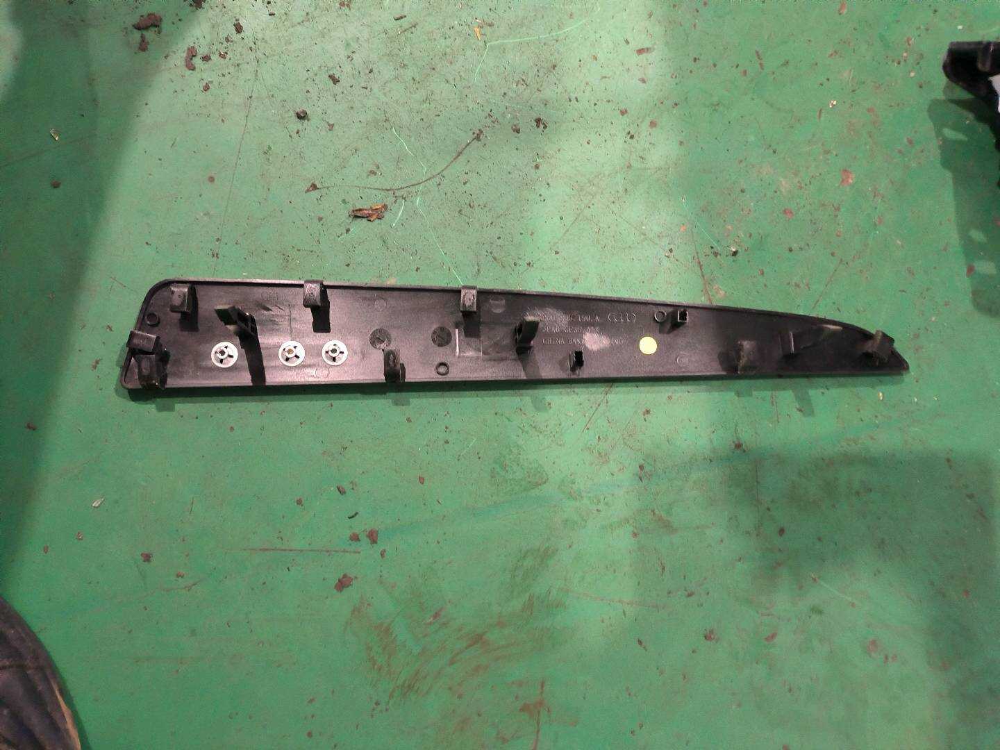 8R1853190A 仪表台饰板(右)