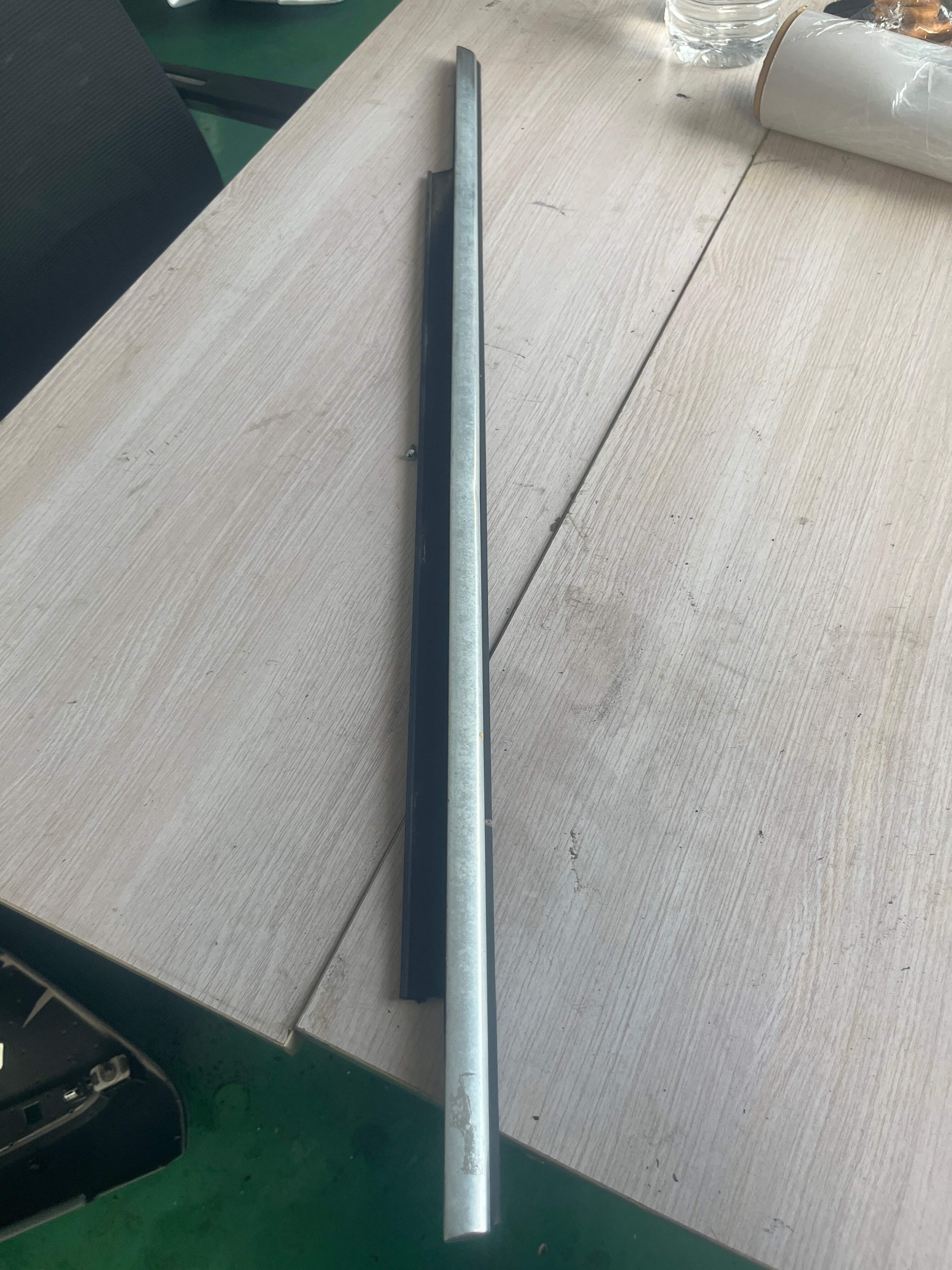 8R0853768D 后门玻璃外饰条(右)