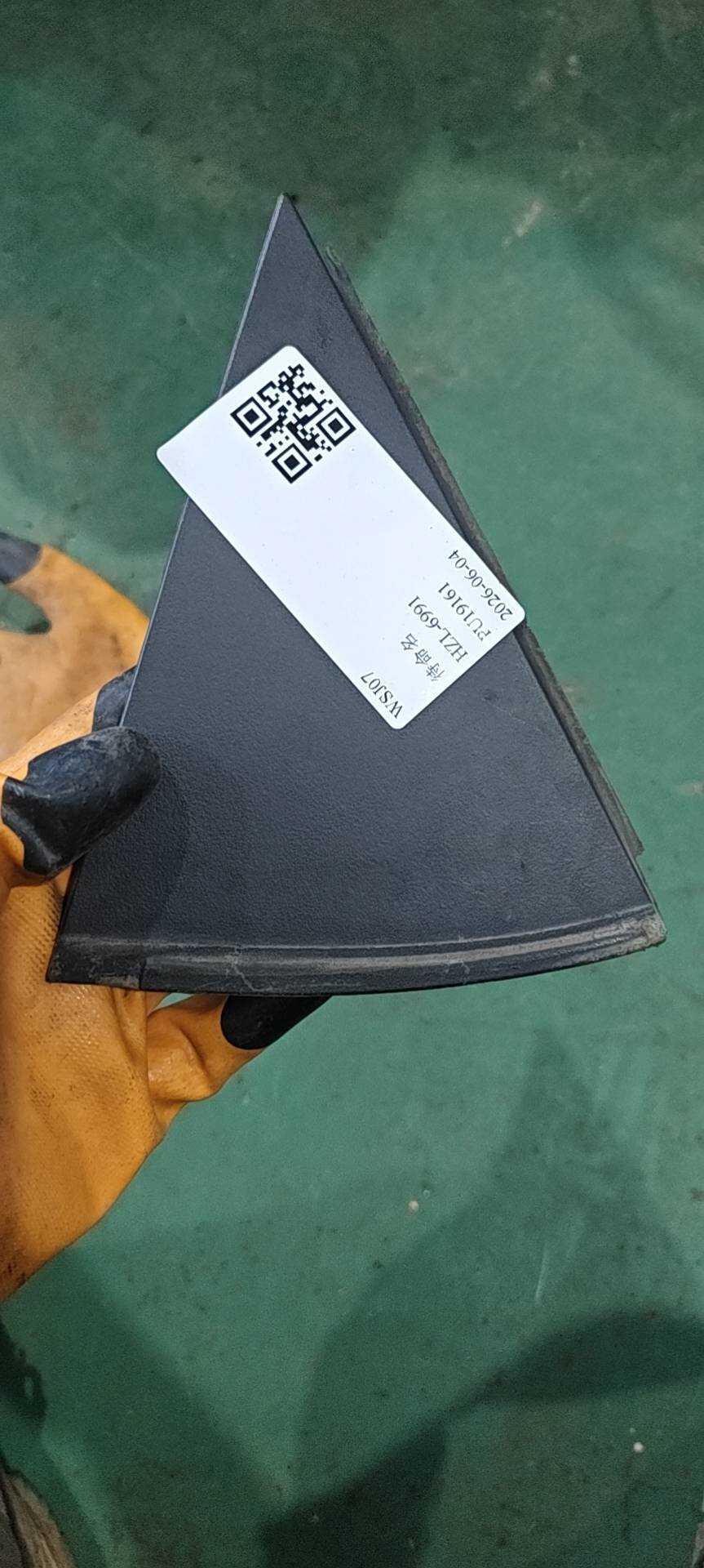 1018058203 左后车门C柱角窗装饰板