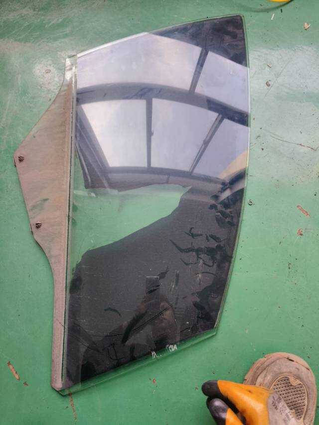 9202P0 Front Door Glass, Right