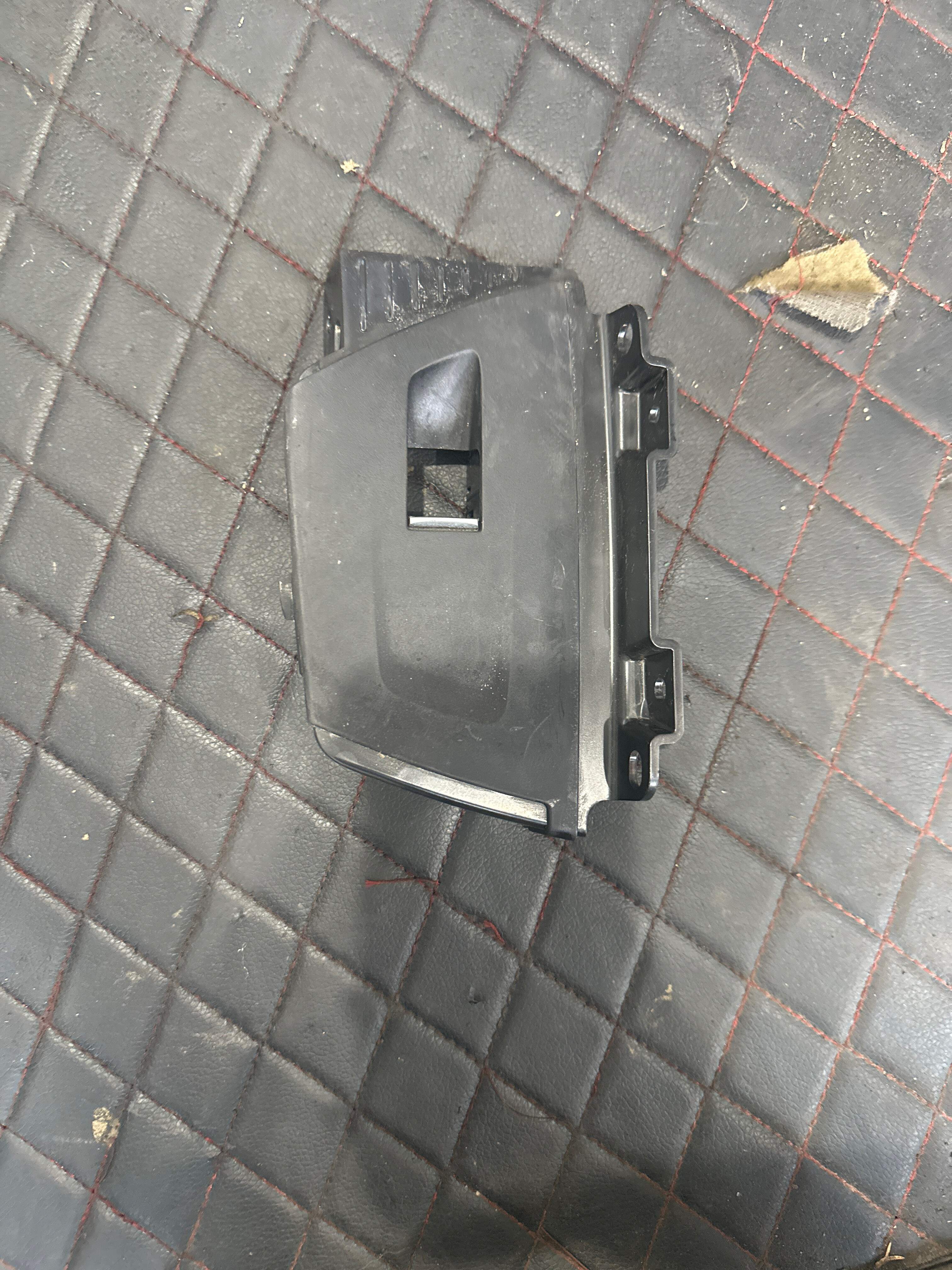 51427471104 后门玻璃升降开关装饰板(右)
