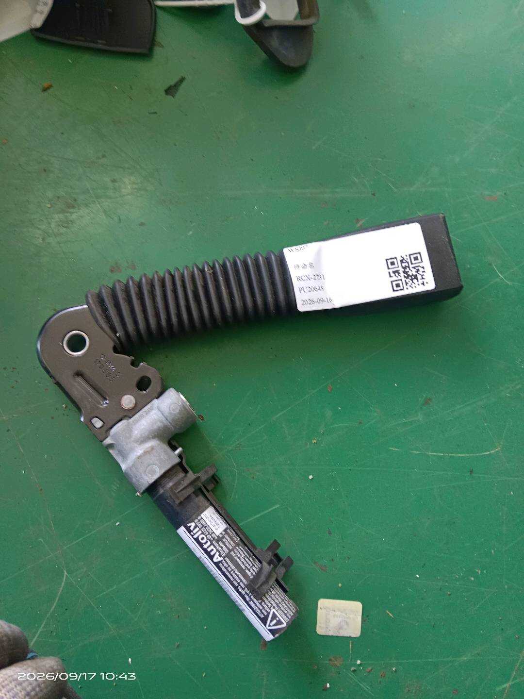 72117211592 副驾驶员座椅安全带扣