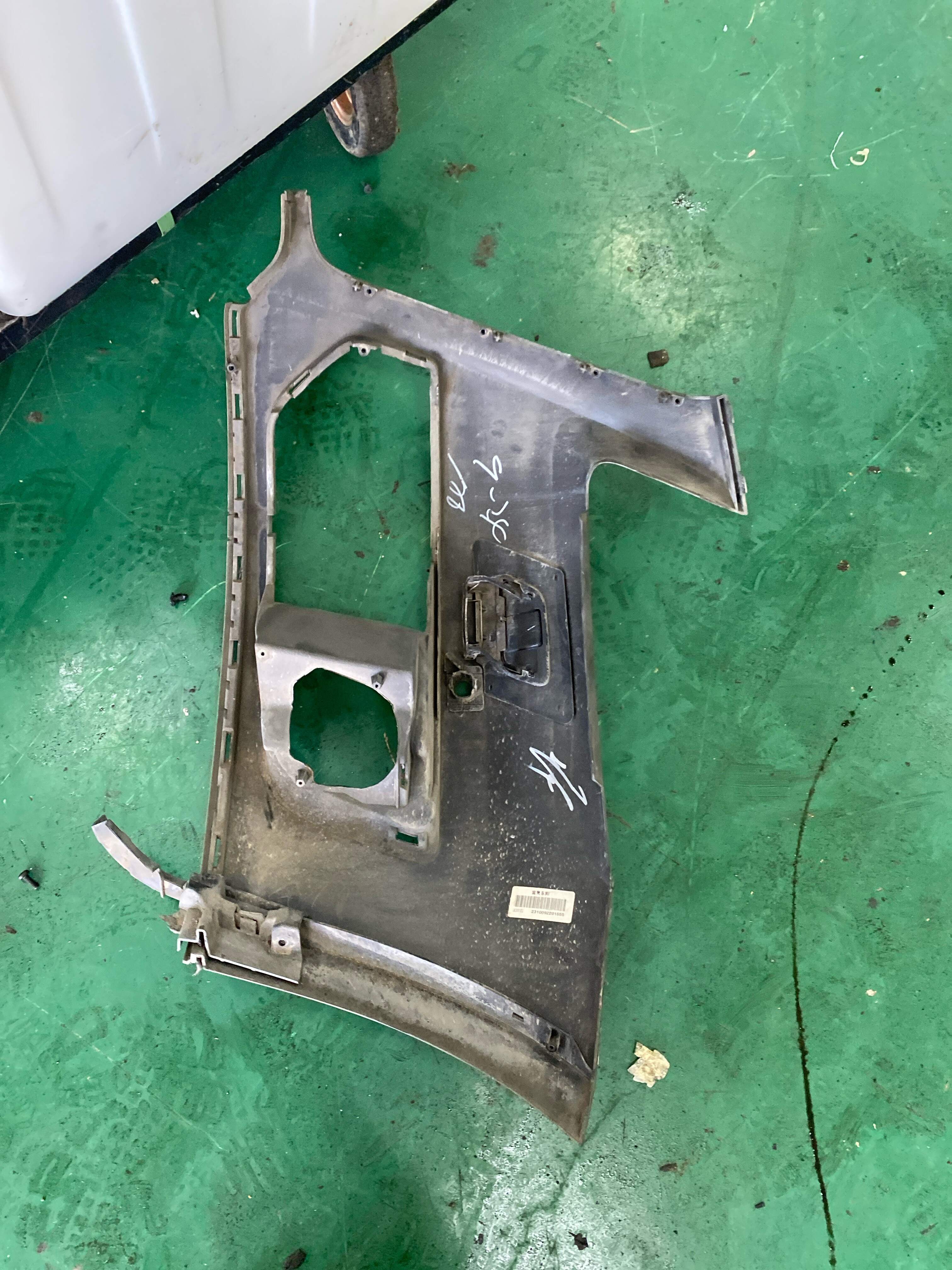 8R0807108C Front Bumper Cover, Right