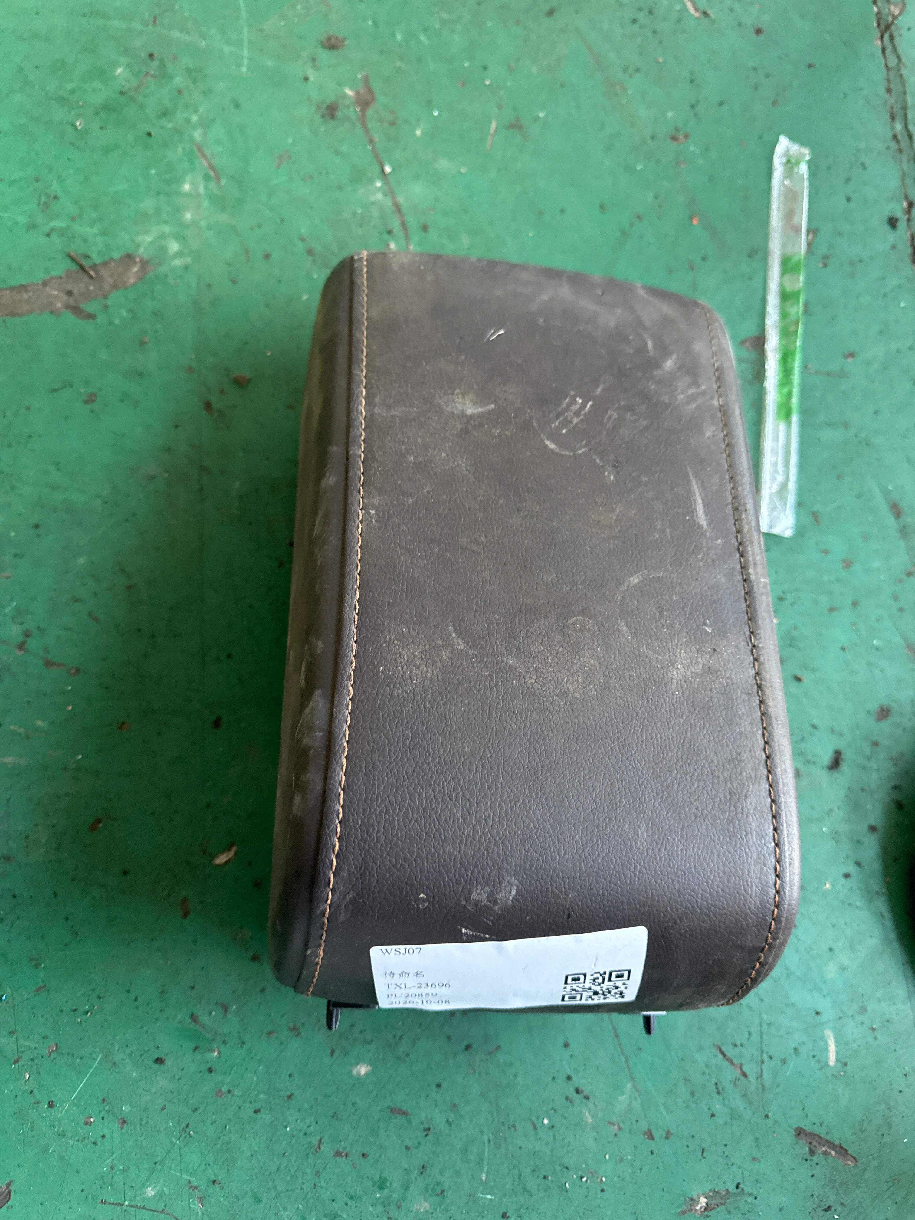 6110006ADU0000RR4 副仪表板扶手总成_咖啡情调