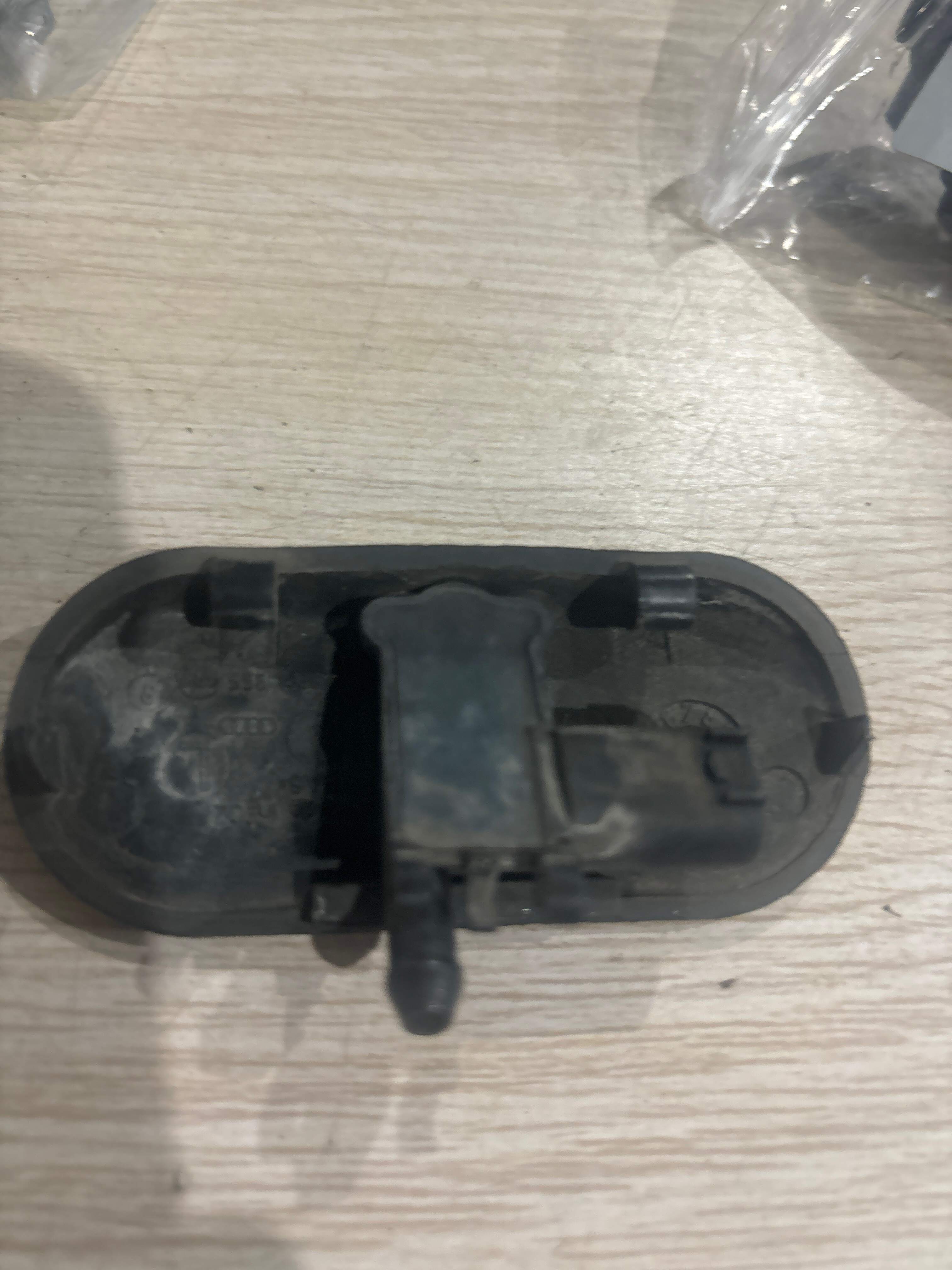 8E0955987B Front Windshield Washer Nozzle, Left
