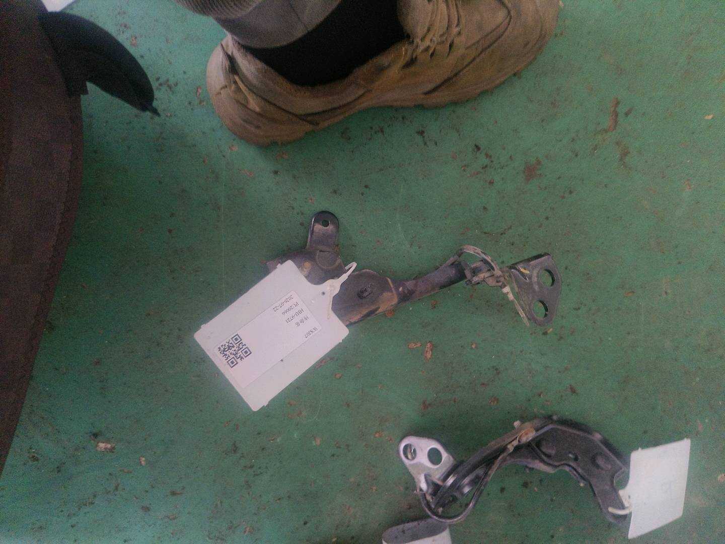T4A1733 Trunk Lid Hinge, Left