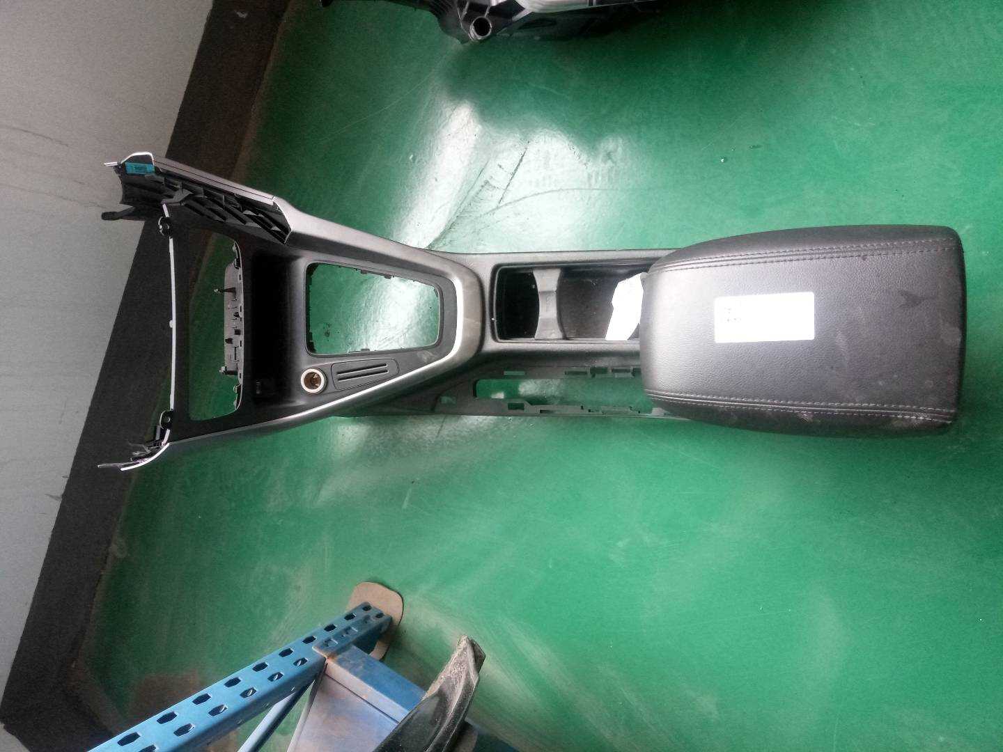 F1EBA045C74AG35B8 中央控制台扶手