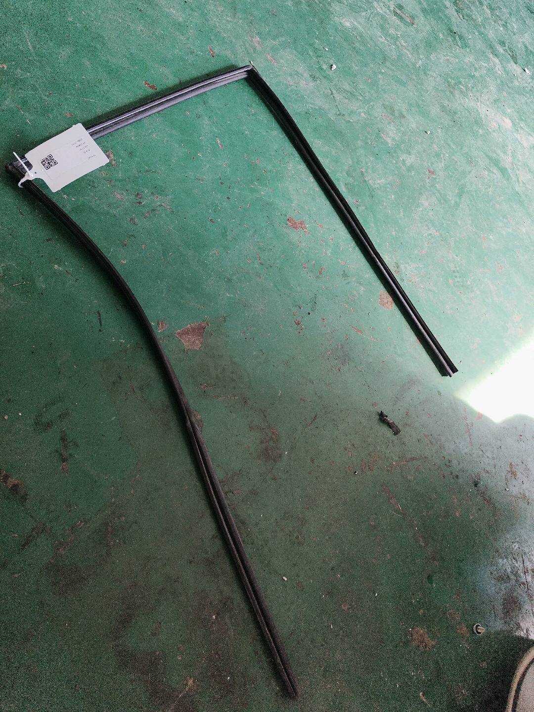 6814260050 后门玻璃绒槽（右）