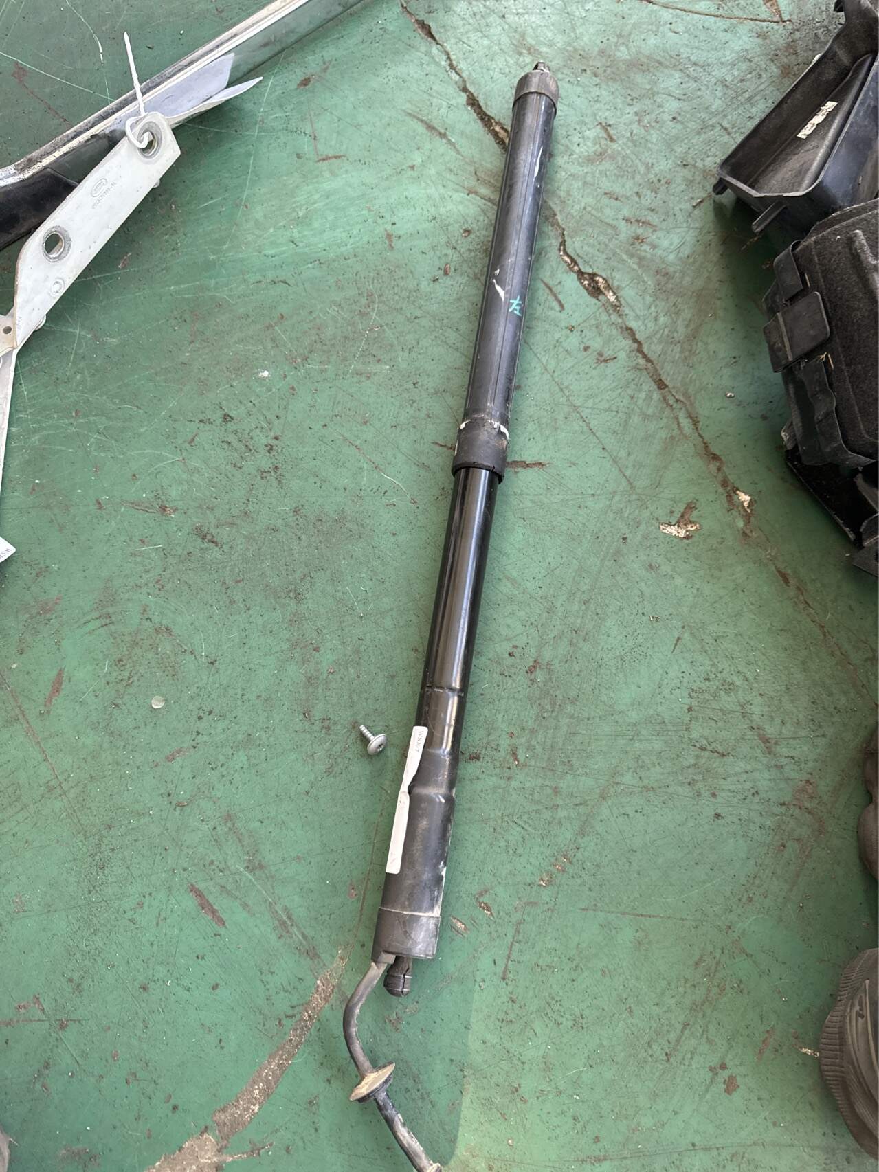 LR051452 Tailgate Strut (Lower Left)